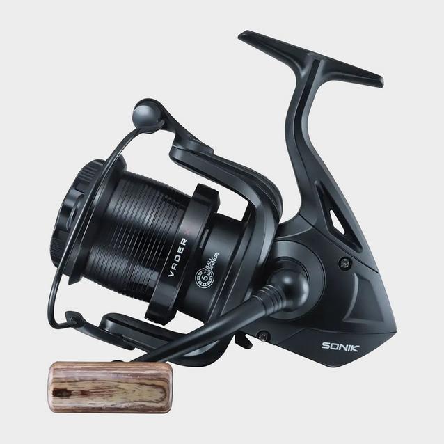 Angling Direct - Sonik Vader X RS 8000 Carp Reel JUST £36.50 👉   Visually the Vader X RS reels are impressive, the  matte black graphite body and rotor compliments the wooden