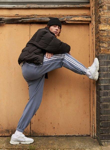 Tyylikäs asukokonaisuus mustilla Yung 96 -sneakereillä