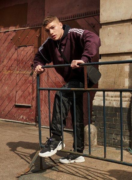 Tyylikäs asukokonaisuus valkoisilla Yung 96 -sneakereillä