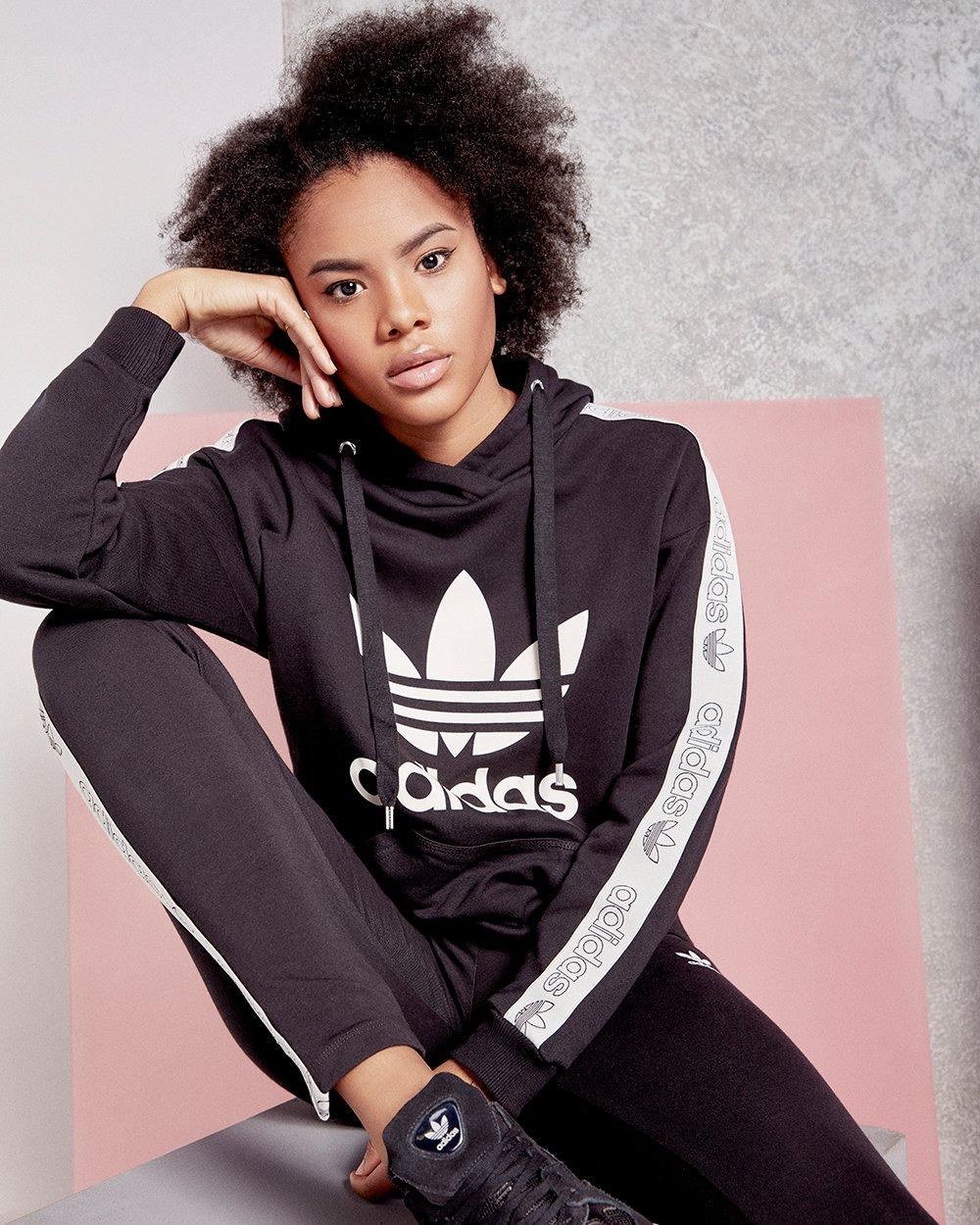 Mädchen in adidas Originals Outfit