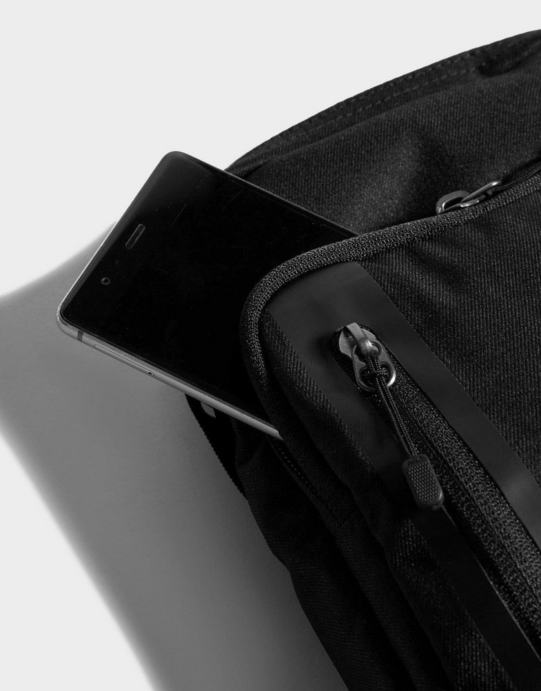 Damska NIKE TOREBKA CORE SMALL CROSSBODY BAG BA5268-010 Czarny