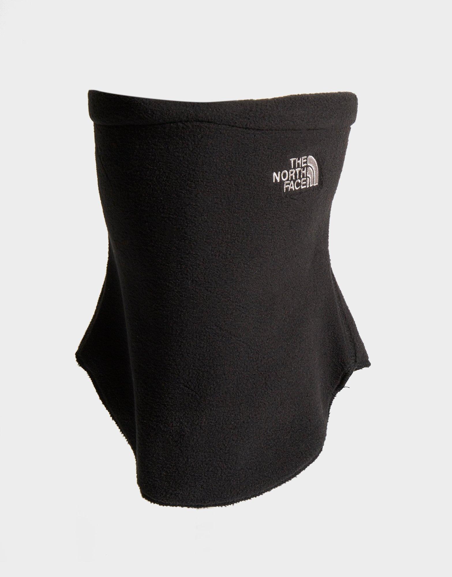 På billedet ses en ungmand med tattoveringer holde en halskrave op foran munden, for at skærme sig mod koldt vejr. Halskraven er fra The North Face.