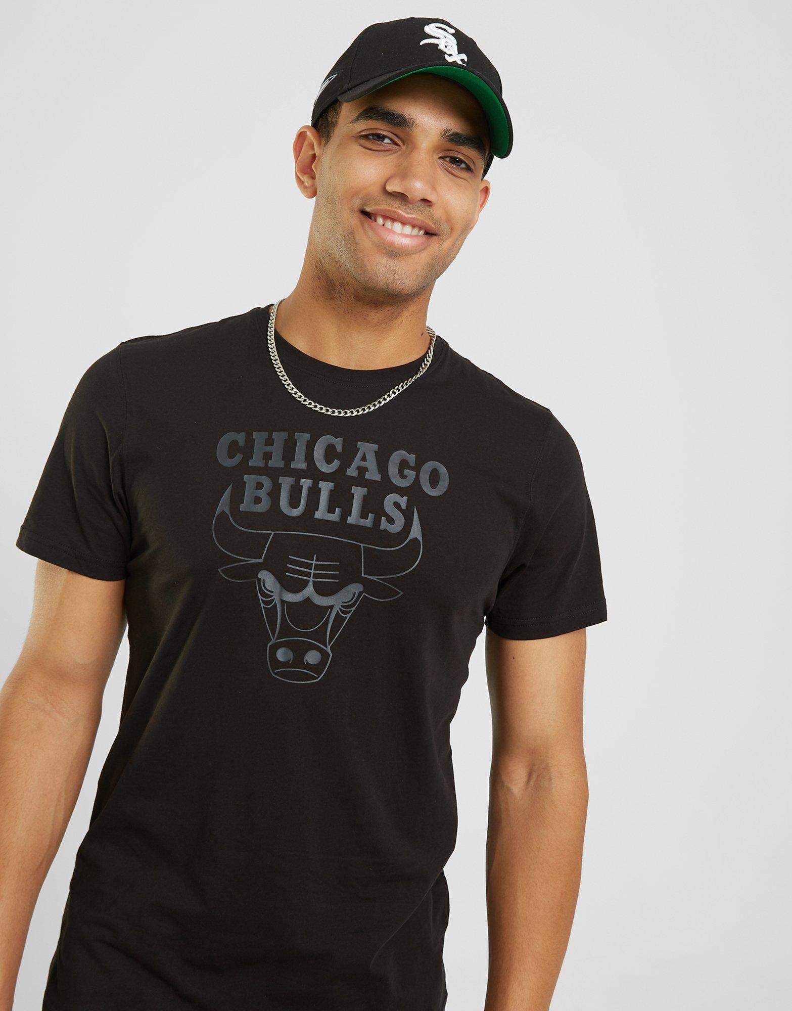 New Era, Tricou cu decolteu la baza gatului si imprimeu Chicago Bulls,  Negru, L