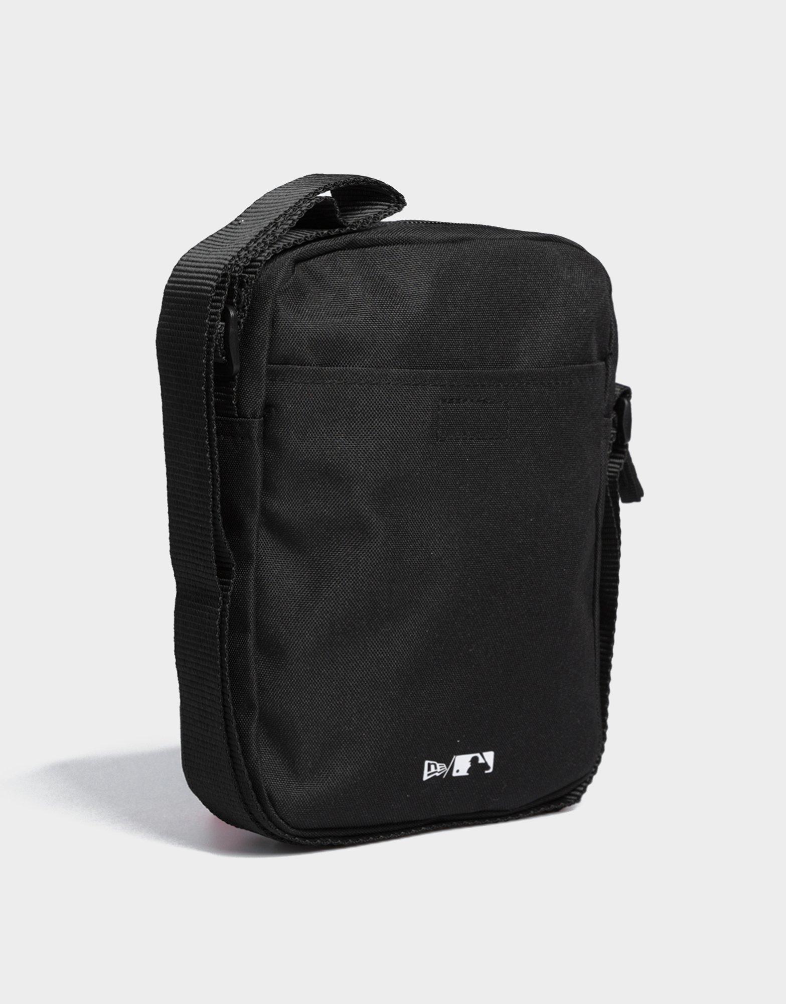 Dámská taška NEW ERA TAŠKA MLB SIDE BAG NYY BLK BLKWHI NEW YORK YANKEES B 11942030 Černá