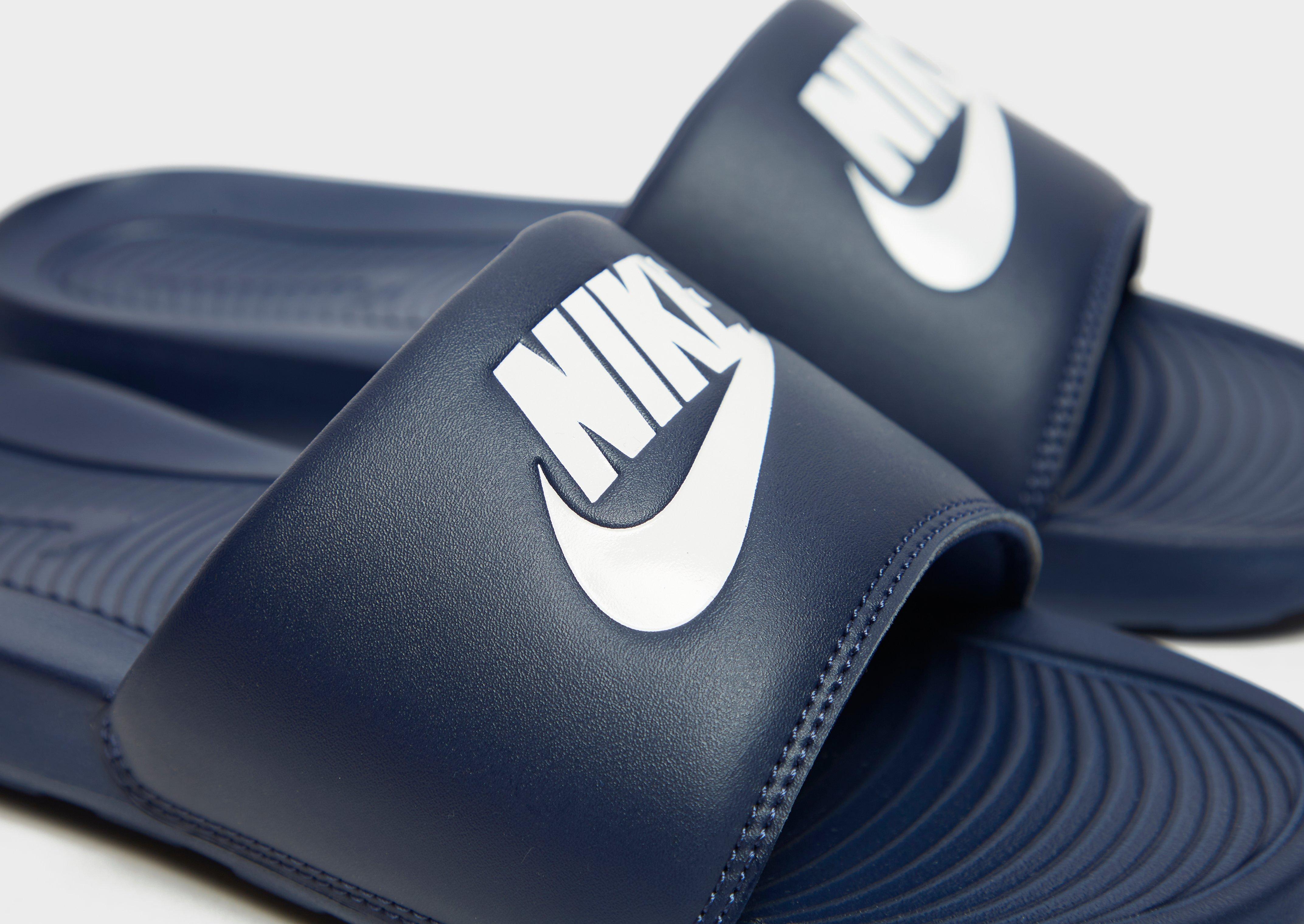 Férfi papucsok és flip-flopok NIKE VICTORI ONE SLIDE  CN9675-401 Sötétkék