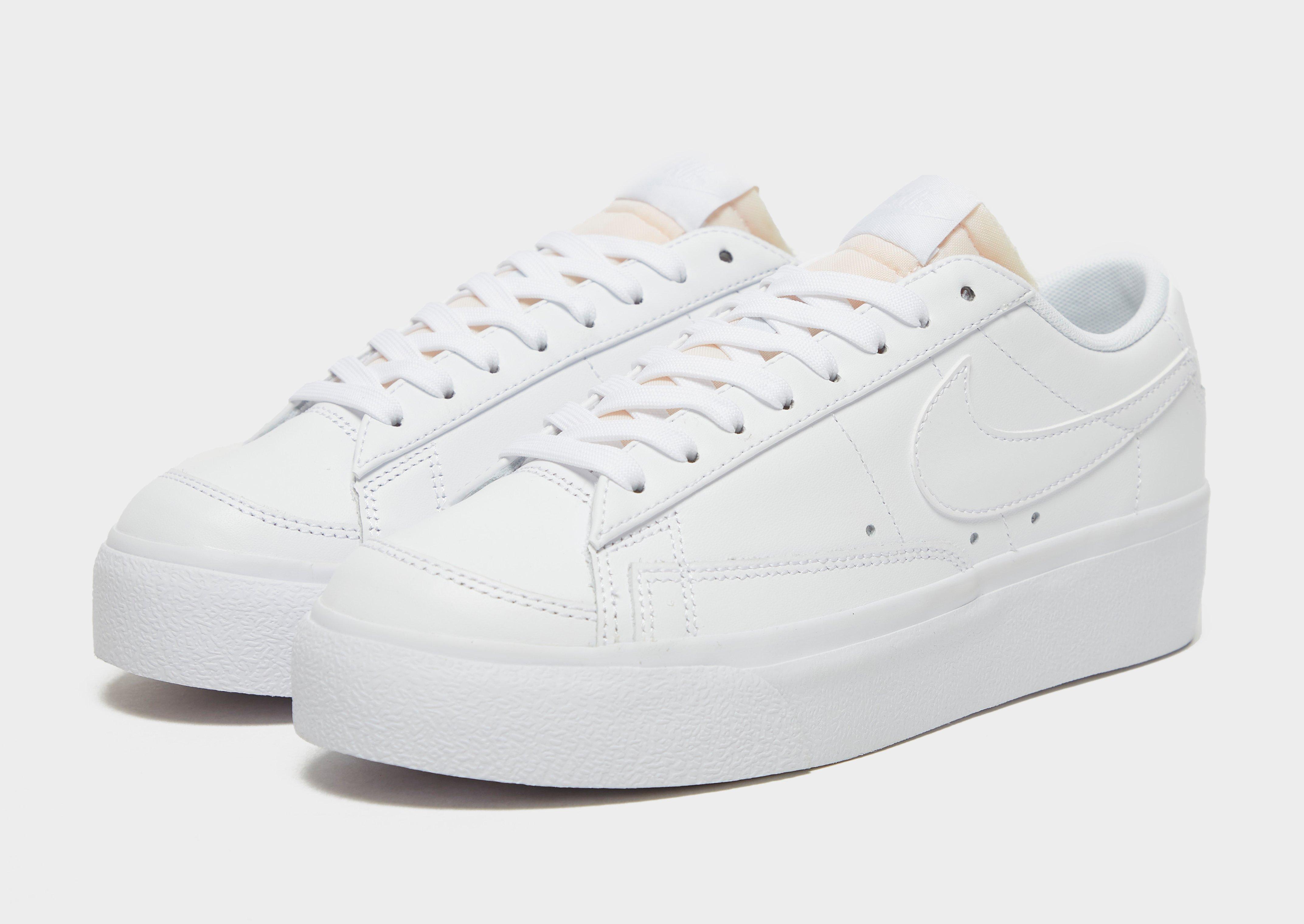 Kedai moterims NIKE BLAZER LOW PLATFORM  DJ0292-100 Balta