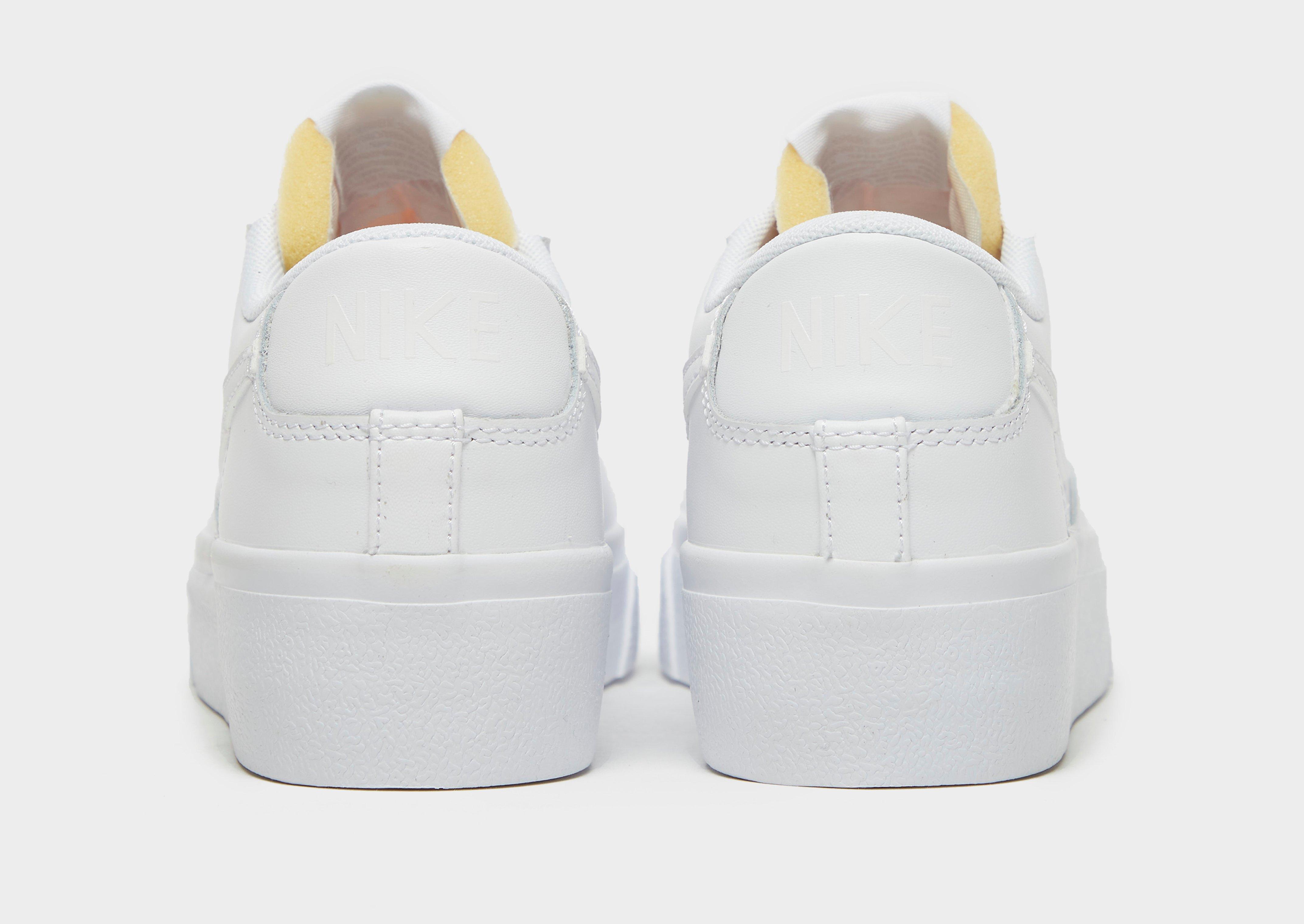 Kedai moterims NIKE BLAZER LOW PLATFORM  DJ0292-100 Balta