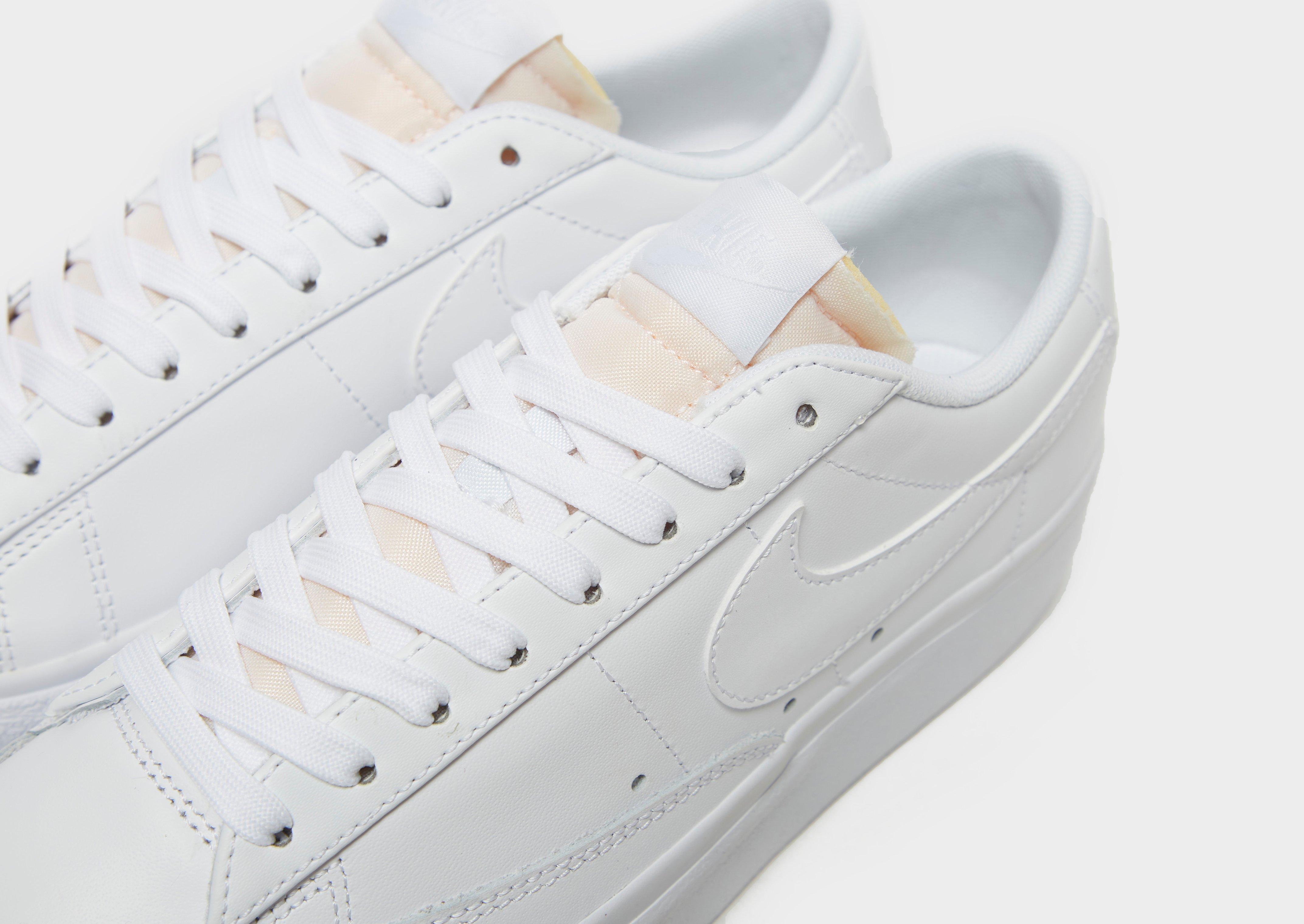 Kedai moterims NIKE BLAZER LOW PLATFORM  DJ0292-100 Balta