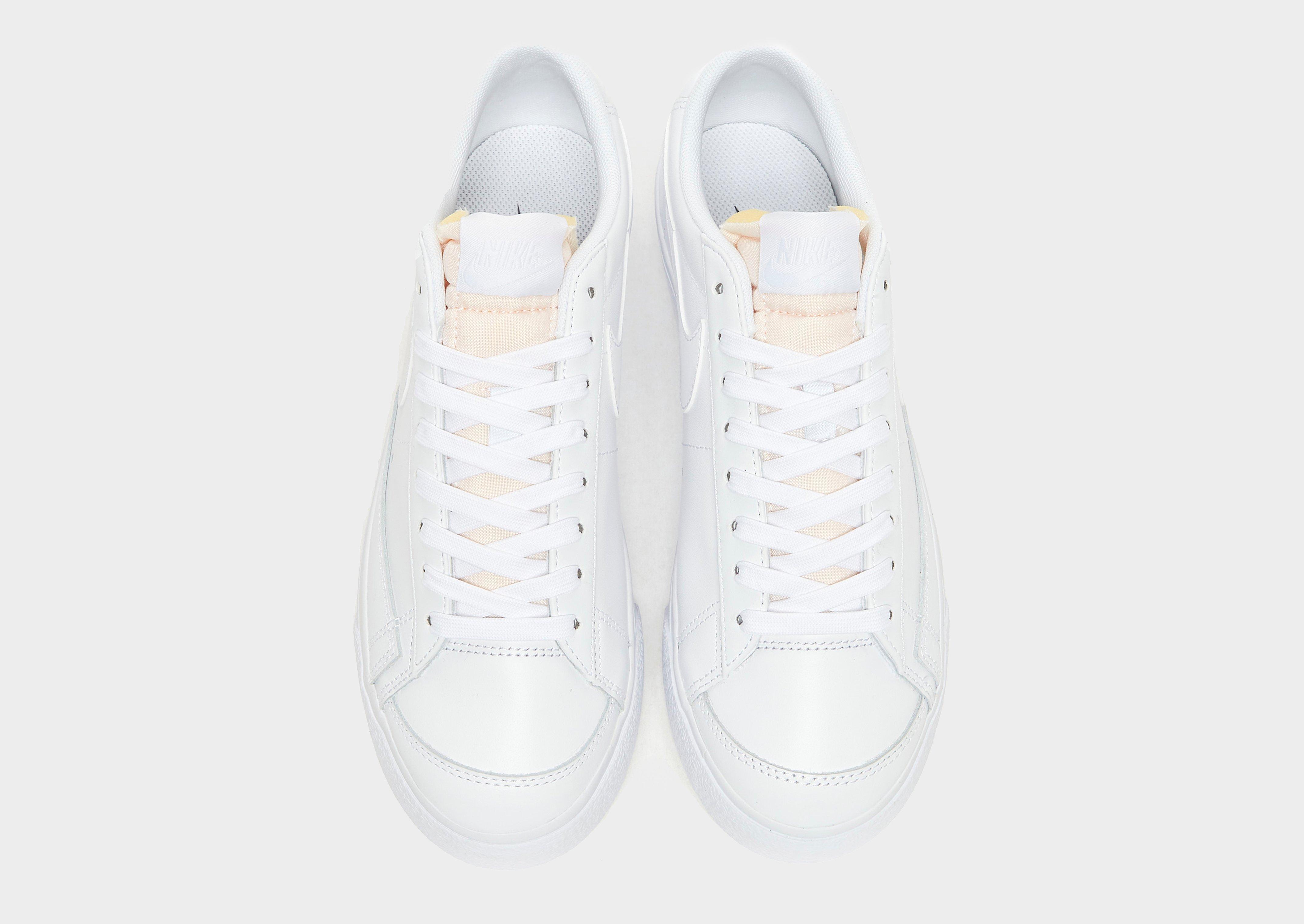 Kedai moterims NIKE BLAZER LOW PLATFORM  DJ0292-100 Balta