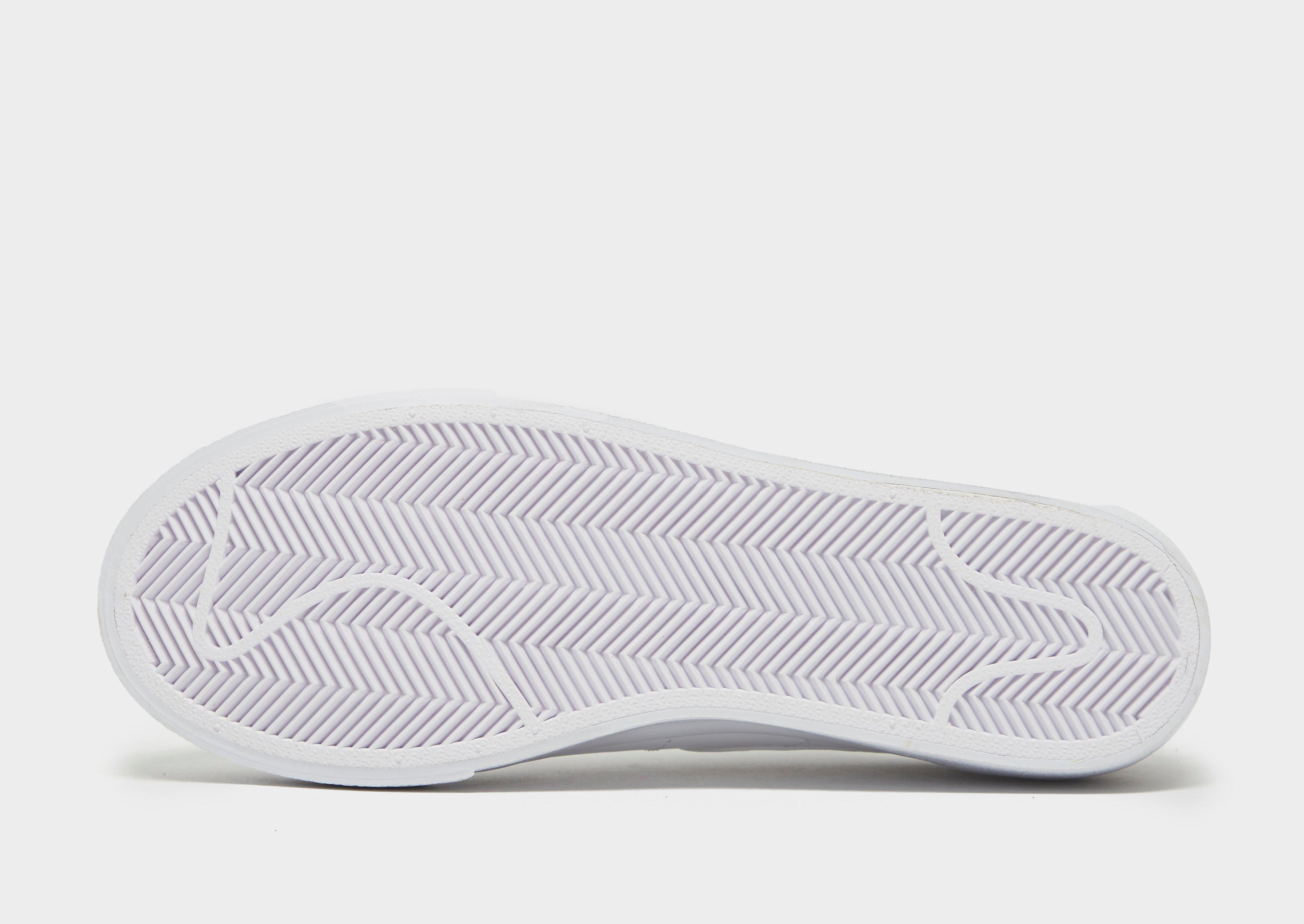 Kedai moterims NIKE BLAZER LOW PLATFORM  DJ0292-100 Balta