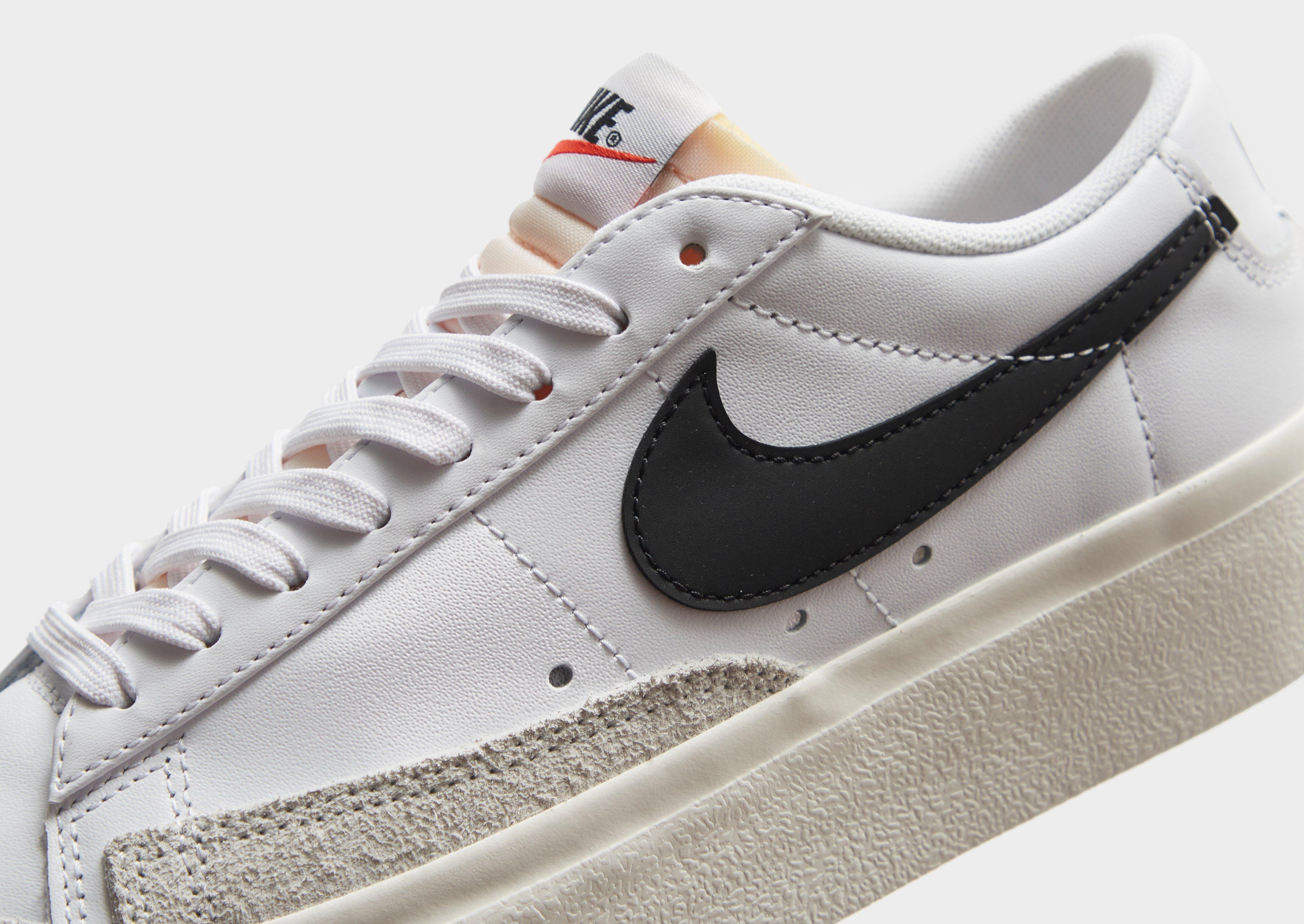 Kedai moterims NIKE BLAZER LOW PLATFORM  DJ0292-101 Balta