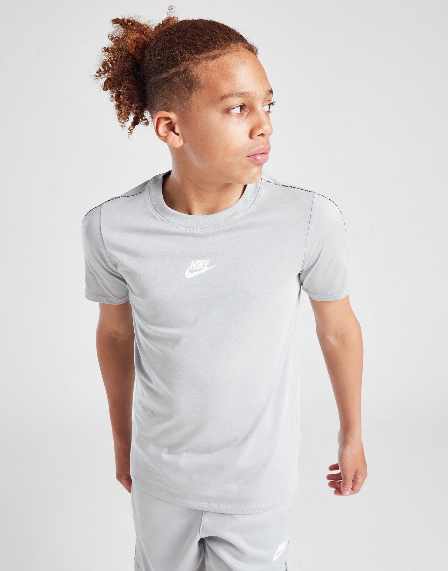 Дитячі футболки NIKE ФУТБОЛКА TAPE TEE GRY DD4012-077 Сірий