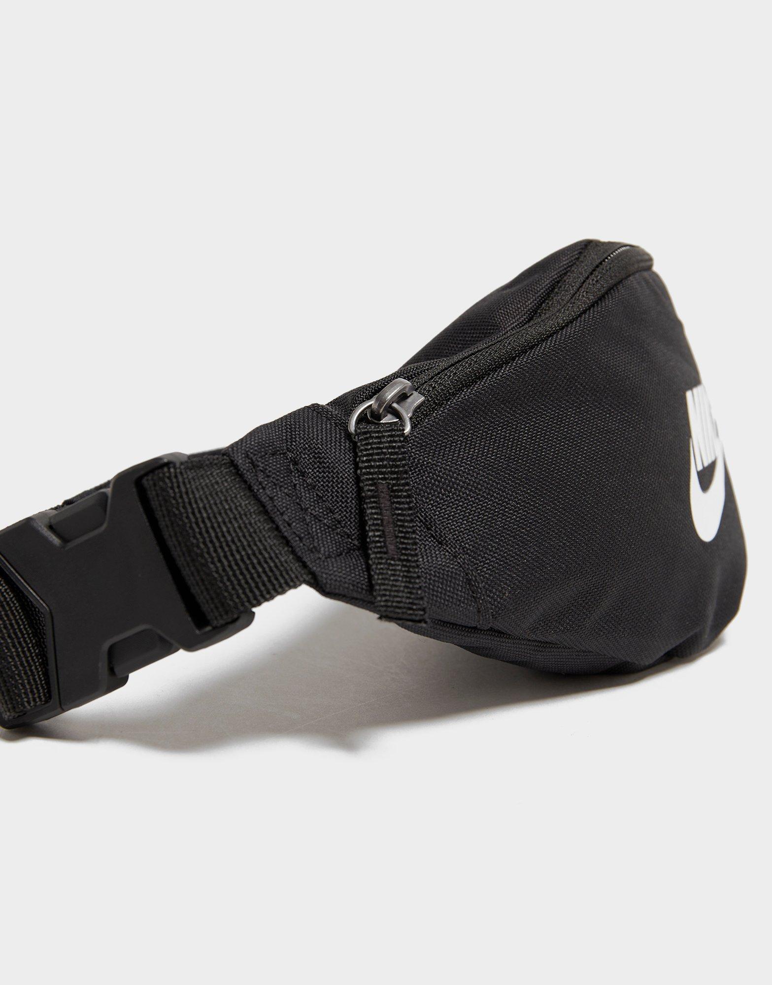 Női sporttáská NIKE ÖVTÁSKA SMALL HIP DB0488-010 Fekete