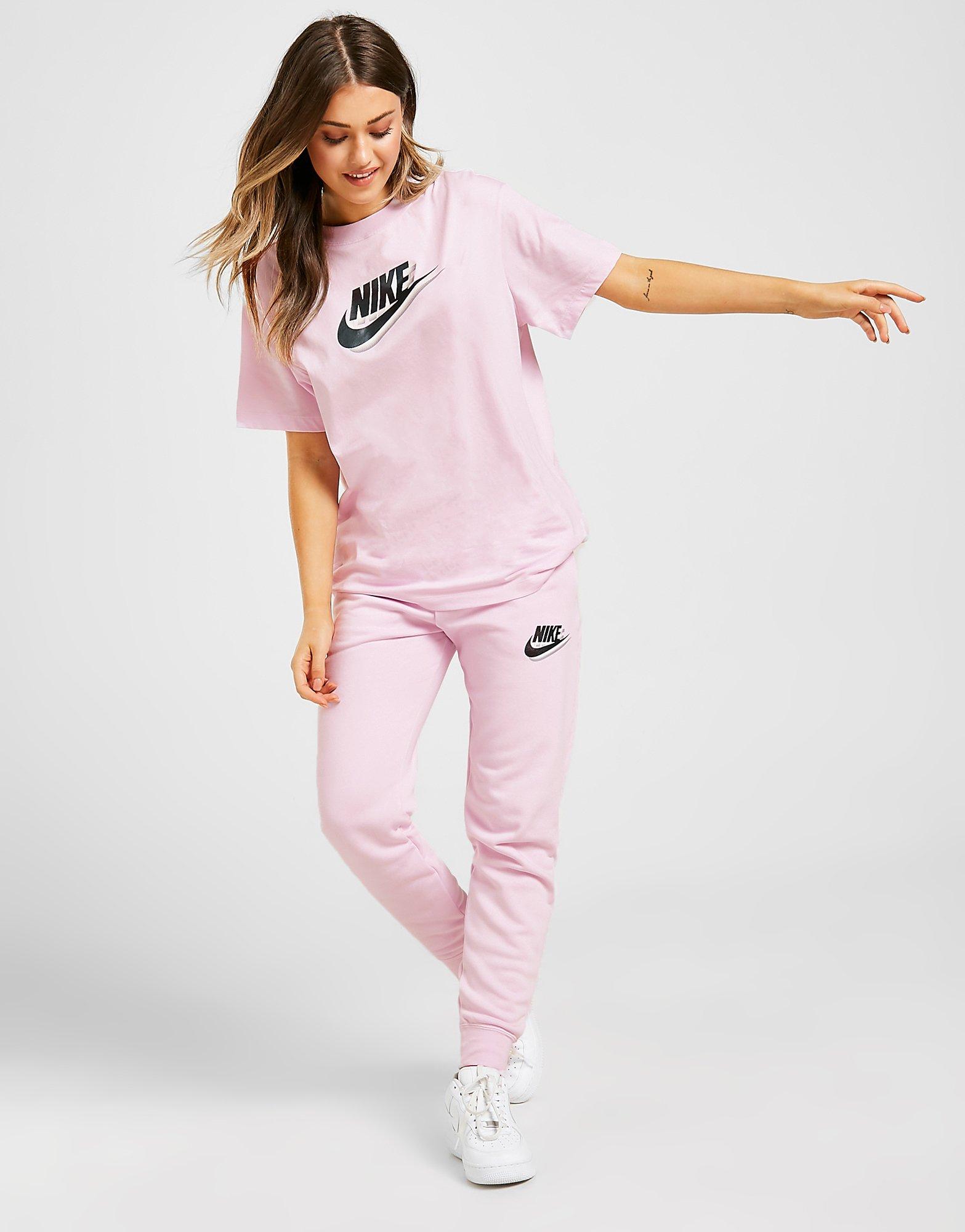 Koszulka, t-shirt damski NIKE T-SHIRT DOUBLE FUTURA BOYFRIEND T-SHIRT DM4608695 Różowy