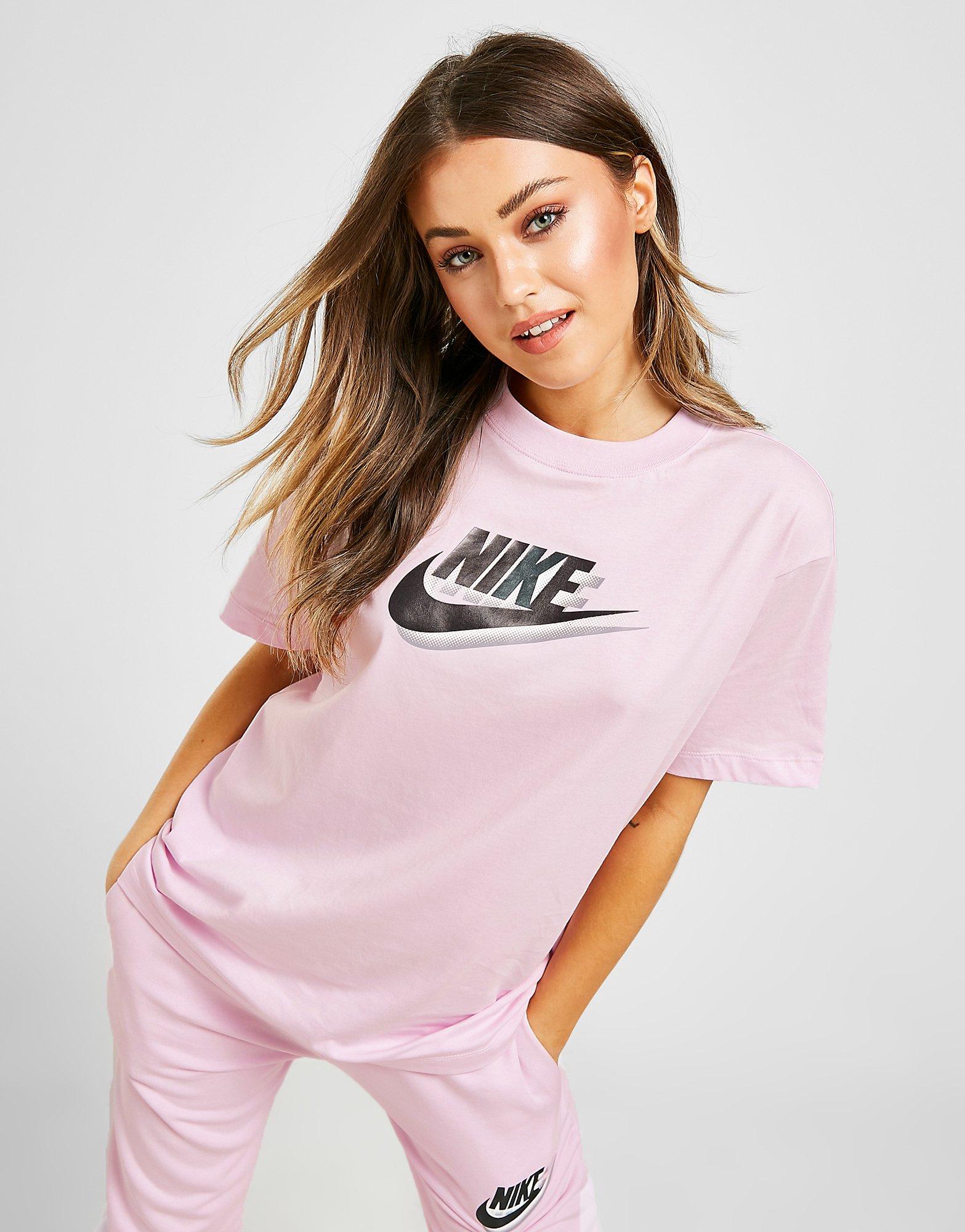 Koszulka, t-shirt damski NIKE T-SHIRT DOUBLE FUTURA BOYFRIEND T-SHIRT DM4608695 Różowy