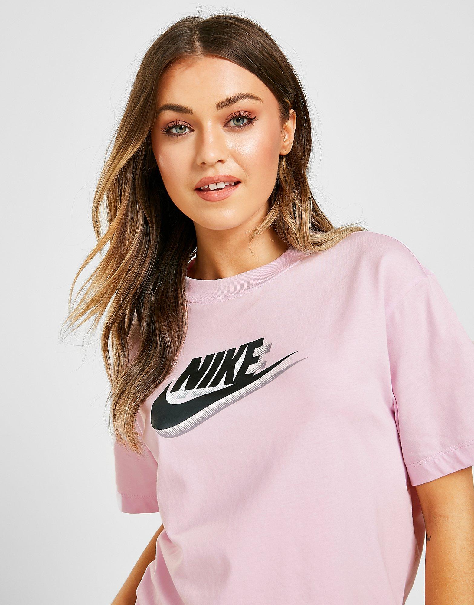 Koszulka, t-shirt damski NIKE T-SHIRT DOUBLE FUTURA BOYFRIEND T-SHIRT DM4608695 Różowy