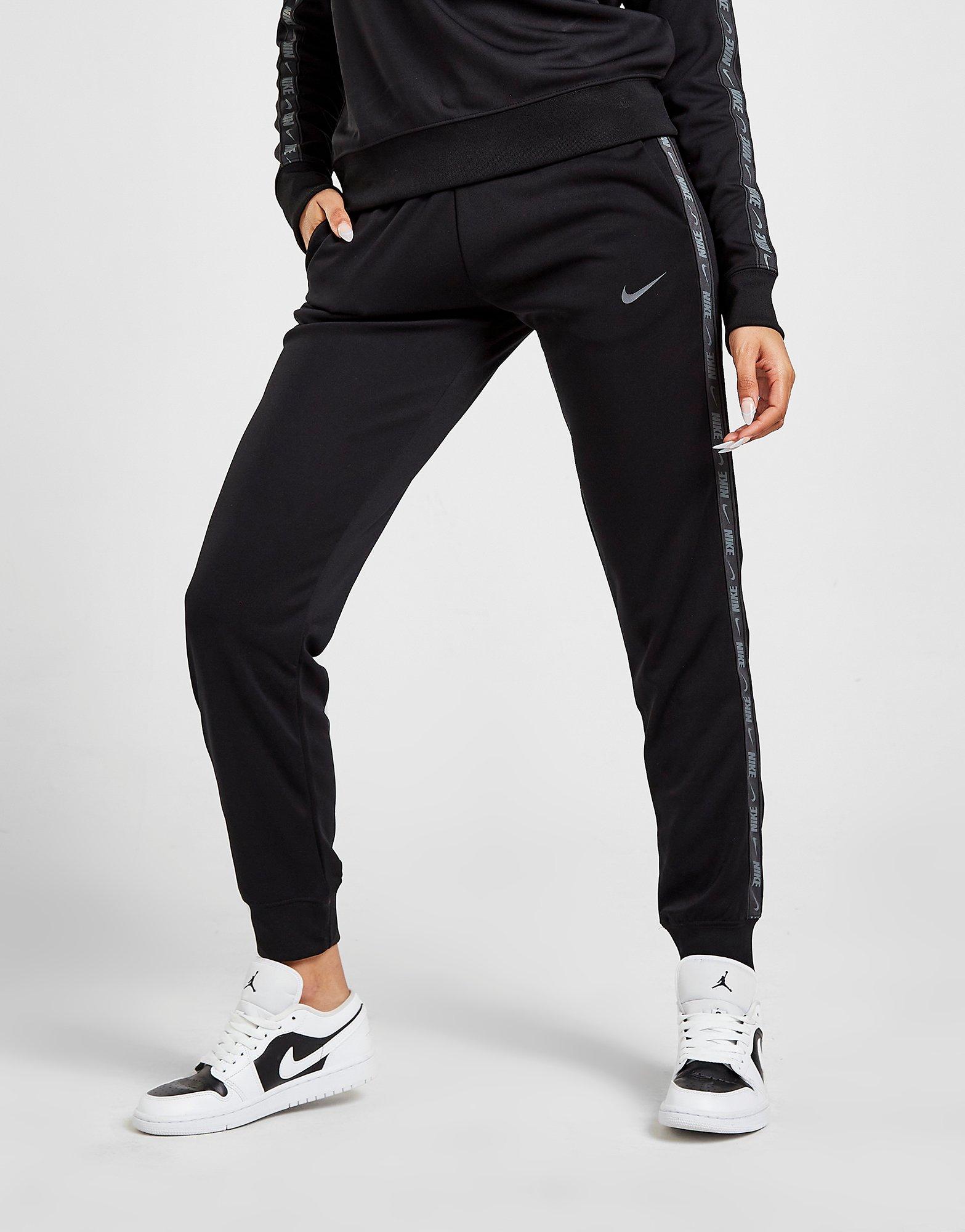 NIKE SPODNIE POLY KNIT TAPE JOGGERS DM4645010 Czarny