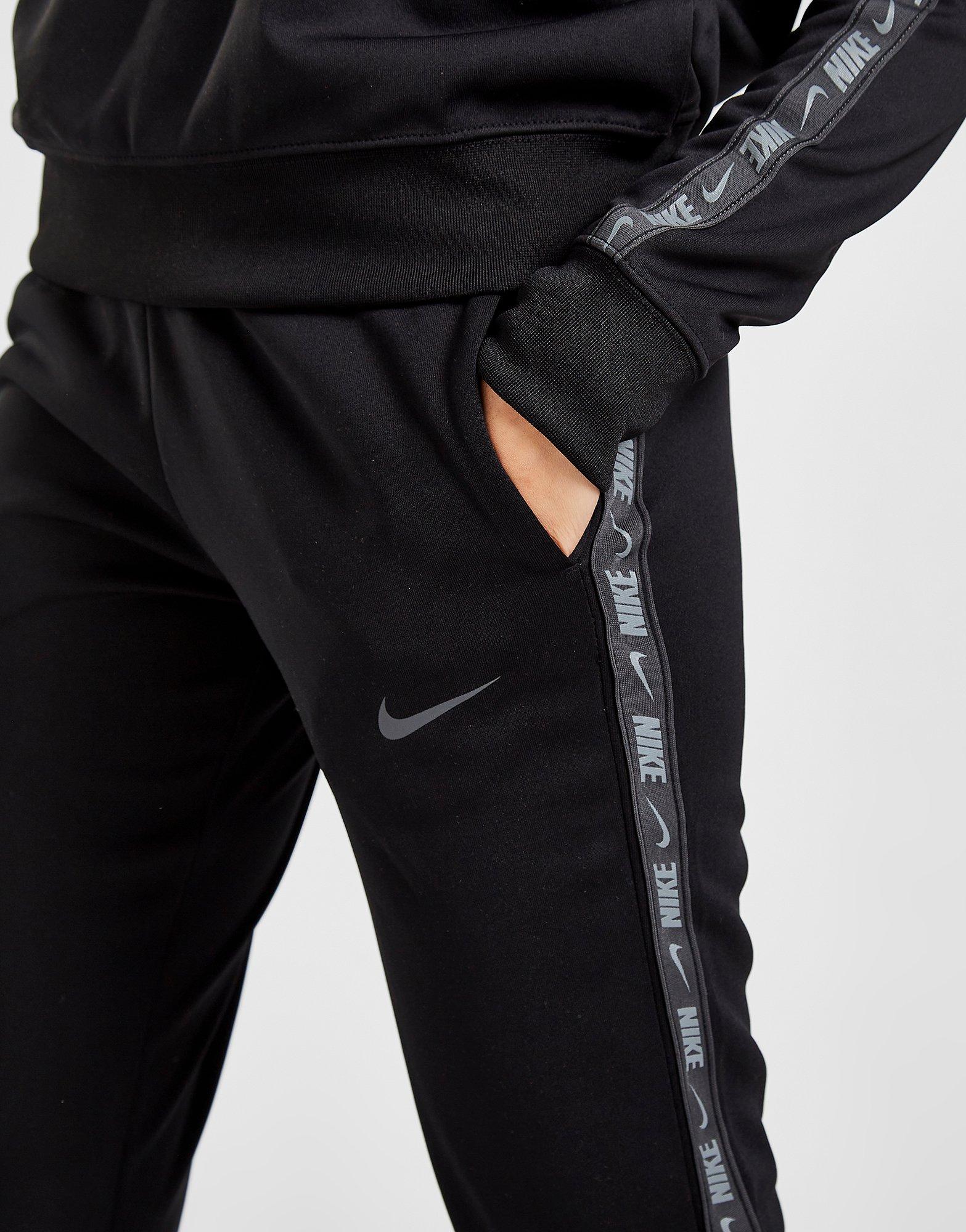 NIKE SPODNIE POLY KNIT TAPE JOGGERS DM4645010 Czarny