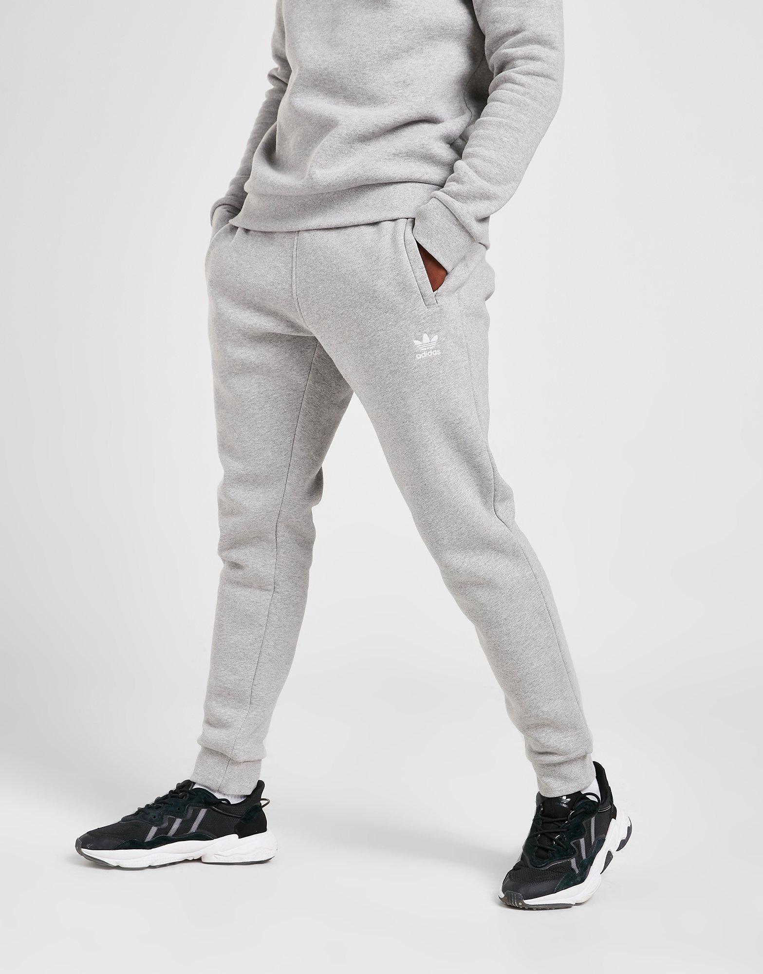 Pantaloni pentru bărbați ADIDAS TREFOIL ESSENTIAL JOGGERS  H34659 Gri