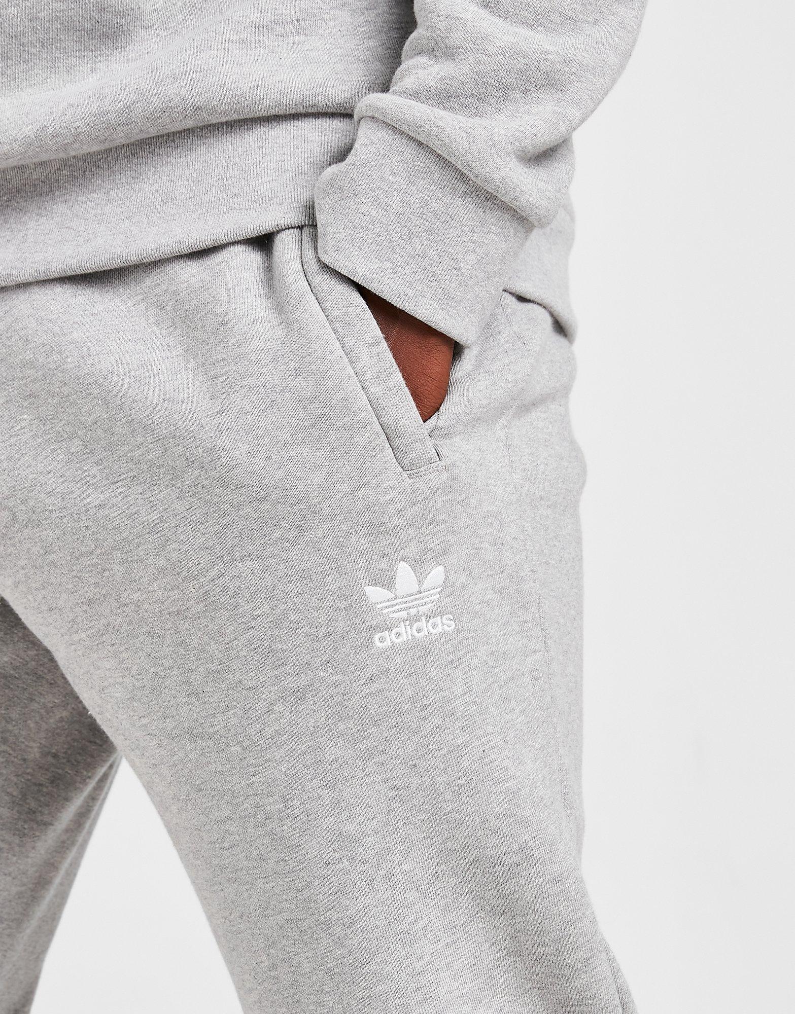 Pantaloni pentru bărbați ADIDAS TREFOIL ESSENTIAL JOGGERS  H34659 Gri