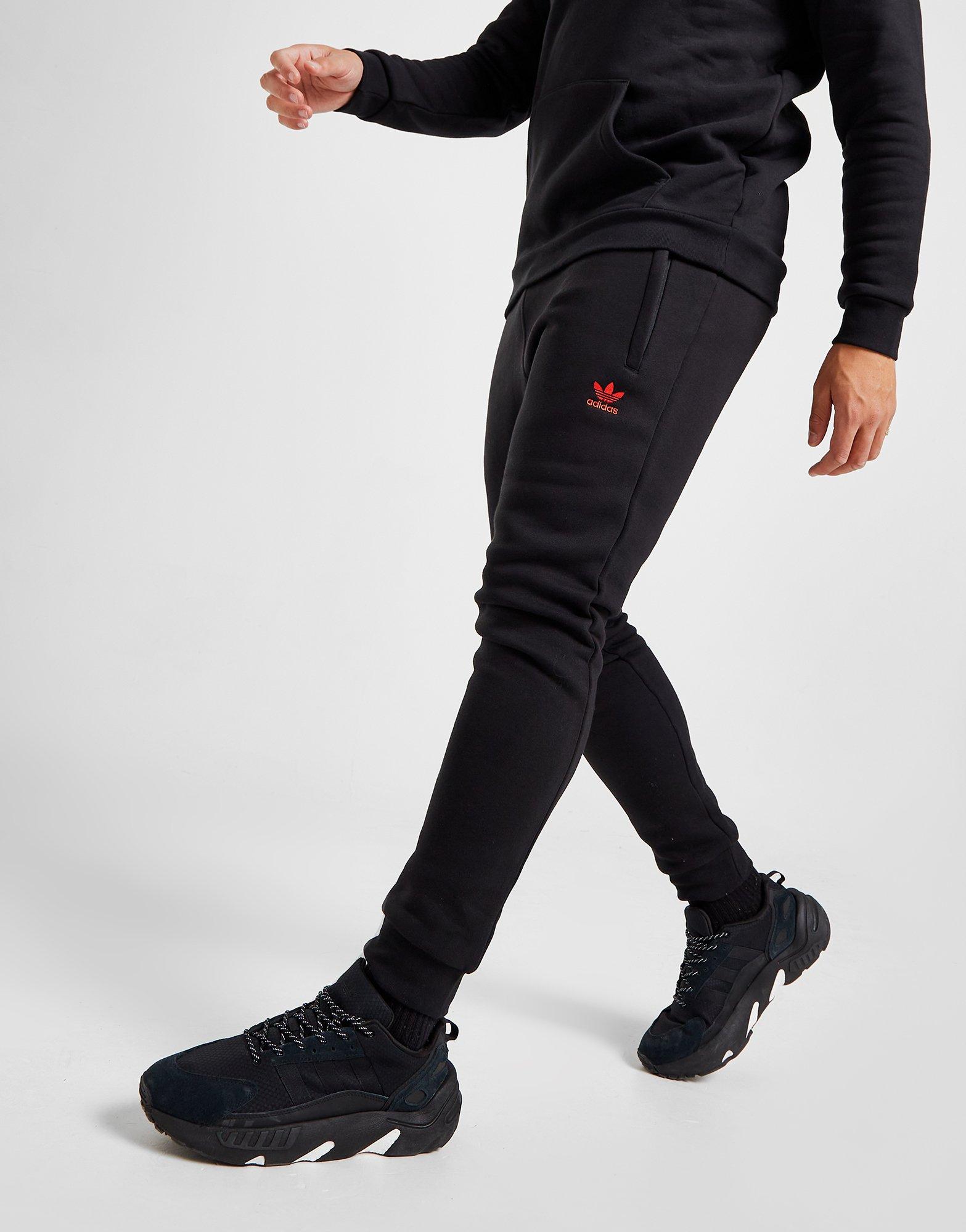 Pantaloni pentru bărbați ADIDAS TREFOIL ESSENTIAL JOGGERS HC3465 Negru