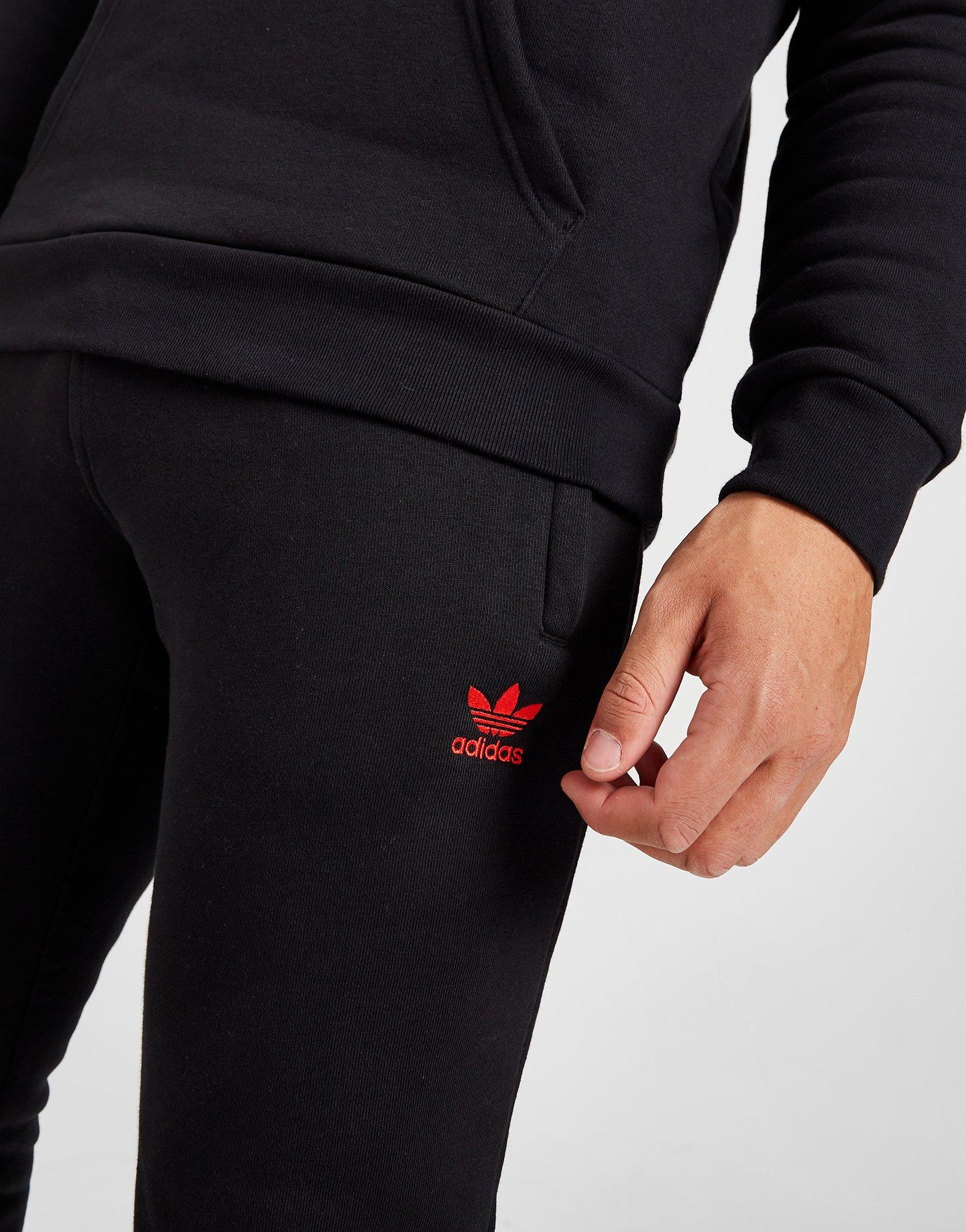 Pantaloni pentru bărbați ADIDAS TREFOIL ESSENTIAL JOGGERS HC3465 Negru