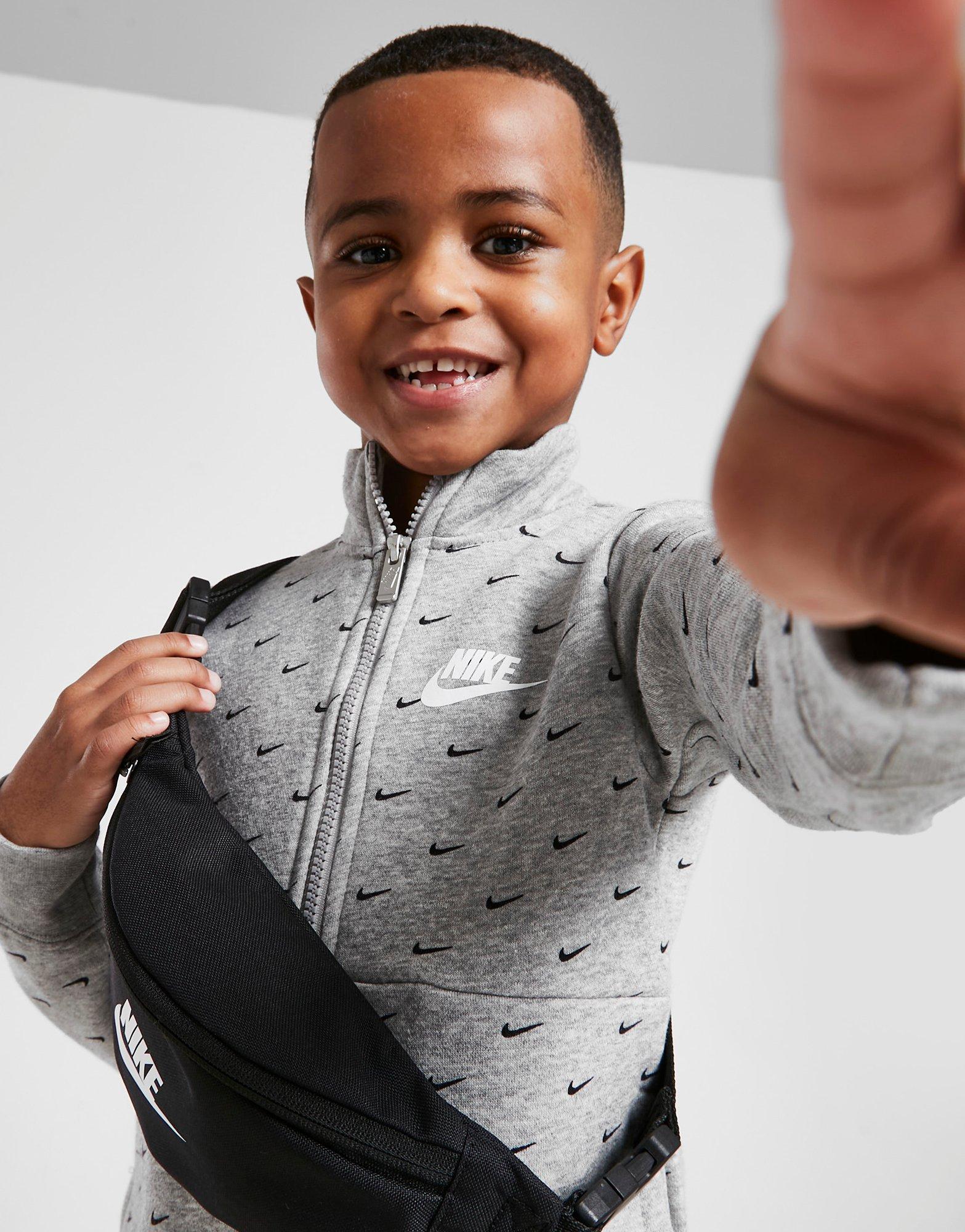 Komplet dresowy dziecięcy NIKE DRES ALL OVER PRINT SWOOSH 1/4 ZIP TRACKSU 86J122042 Czarny