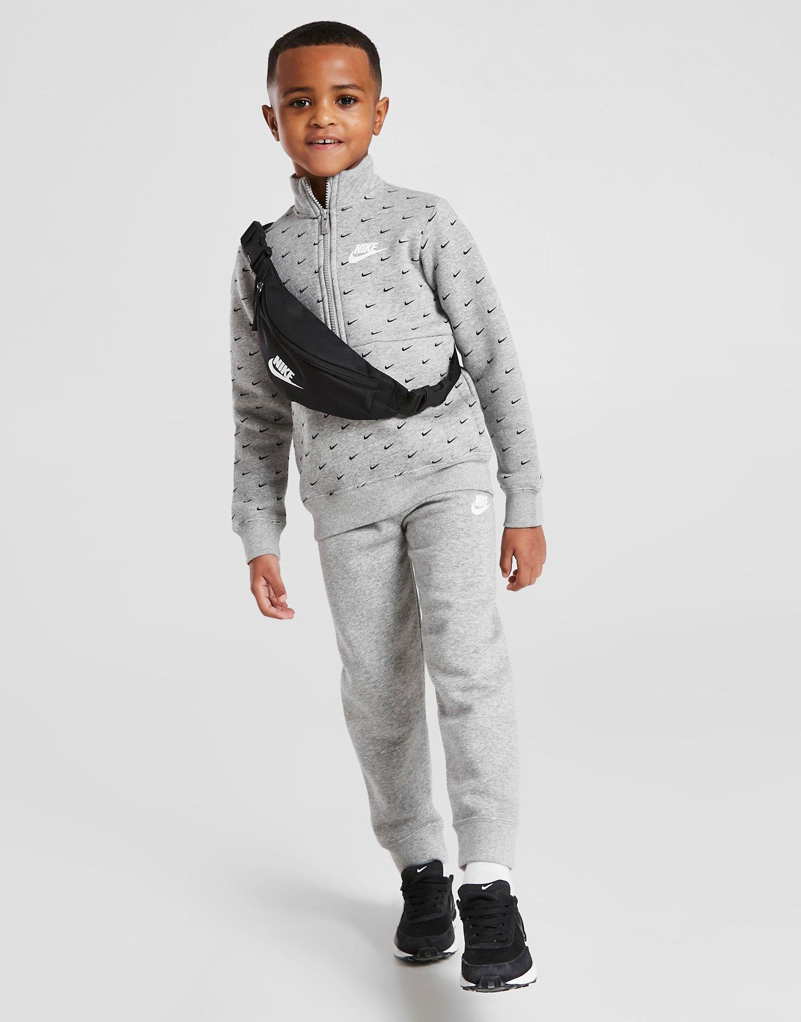 Komplet dresowy dziecięcy NIKE DRES ALL OVER PRINT SWOOSH 1/4 ZIP TRACKSU 86J122042 Czarny