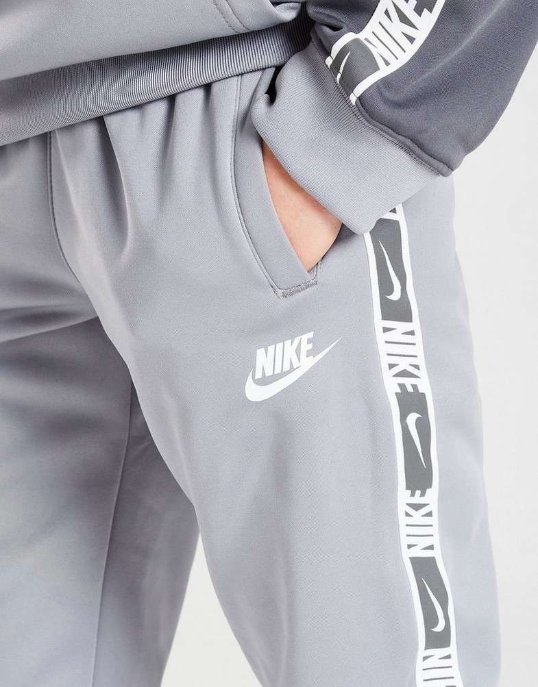 NIKE SPODNIE REPEAT TAPE JOGGERS JUNIOR DQ4972073 kolor Szary