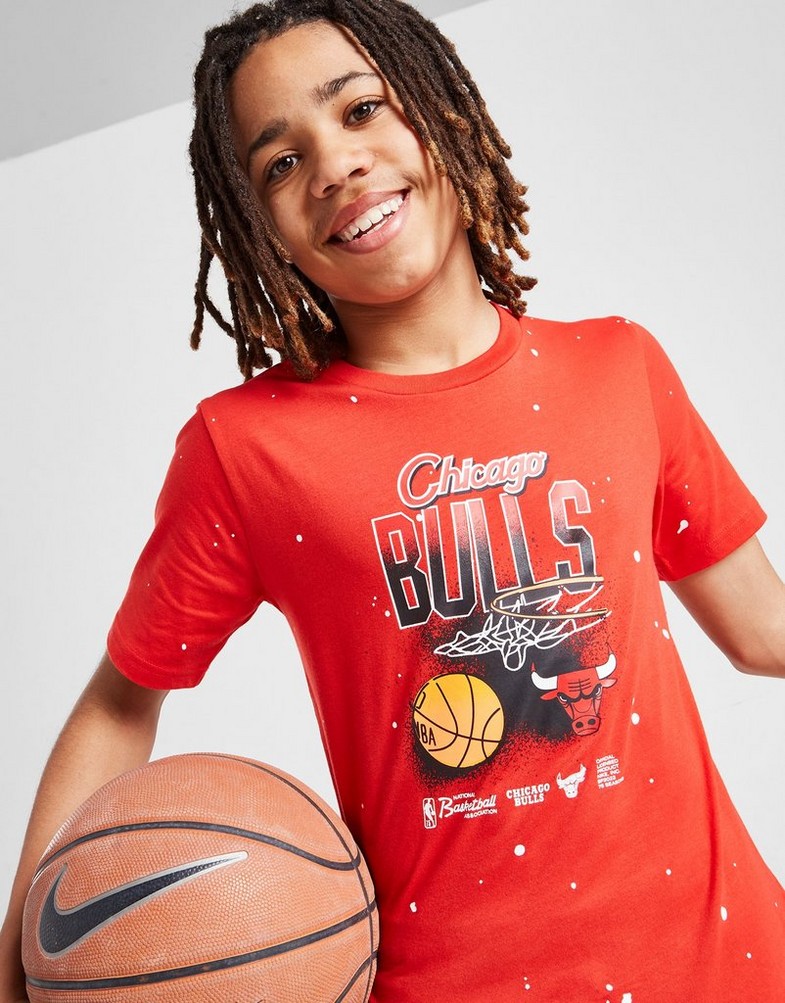 Koszulka, t-shirt dziecięcy NIKE KRÓTKI RĘKAW NBA CHICAGO BULLS SPELLOUT T-SHIRT JUNIOR 2Z2B7SBNKCHI Czerwony