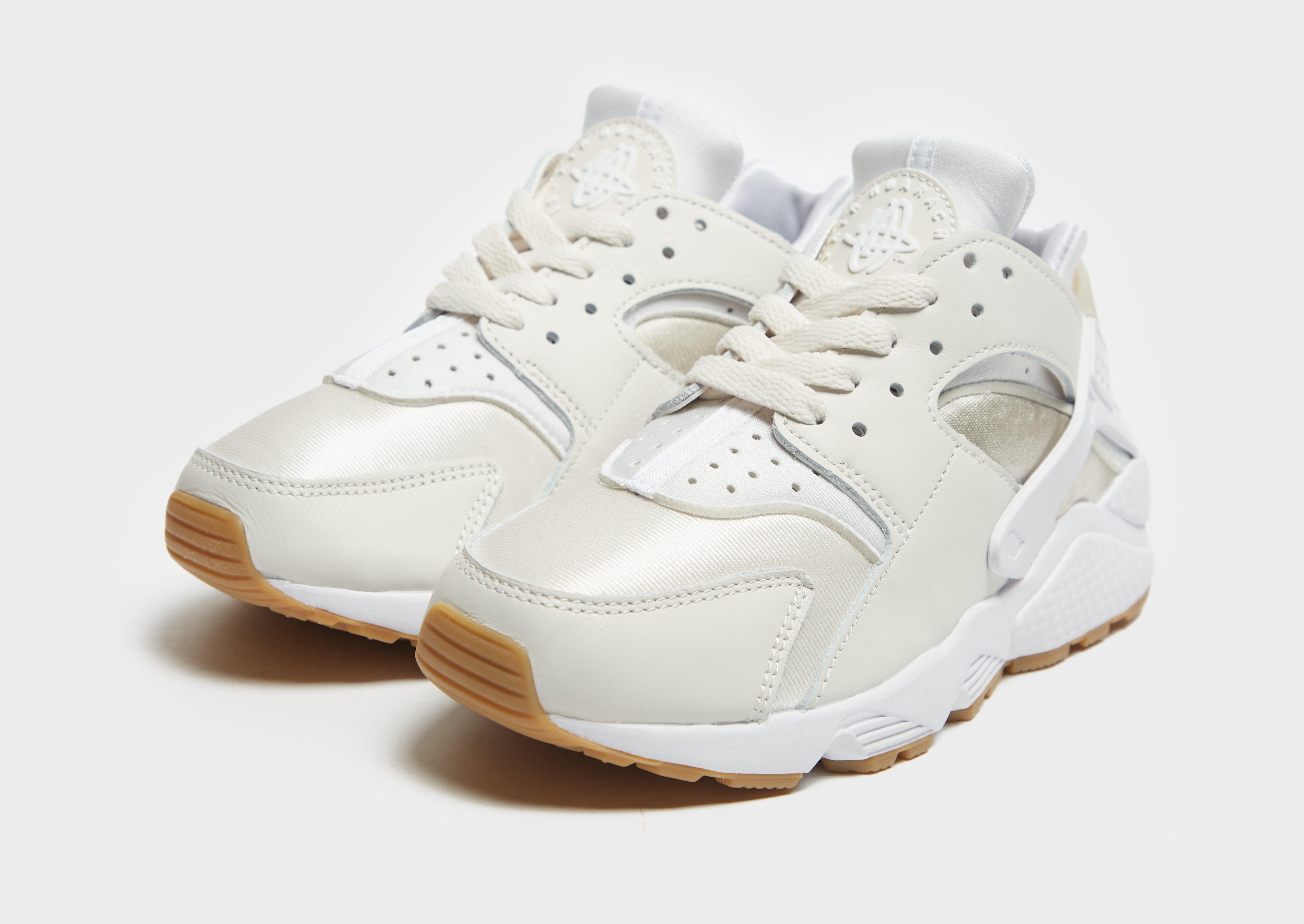 Női sneakers NIKE AIR HUARACHE DH4439-003 Fehér