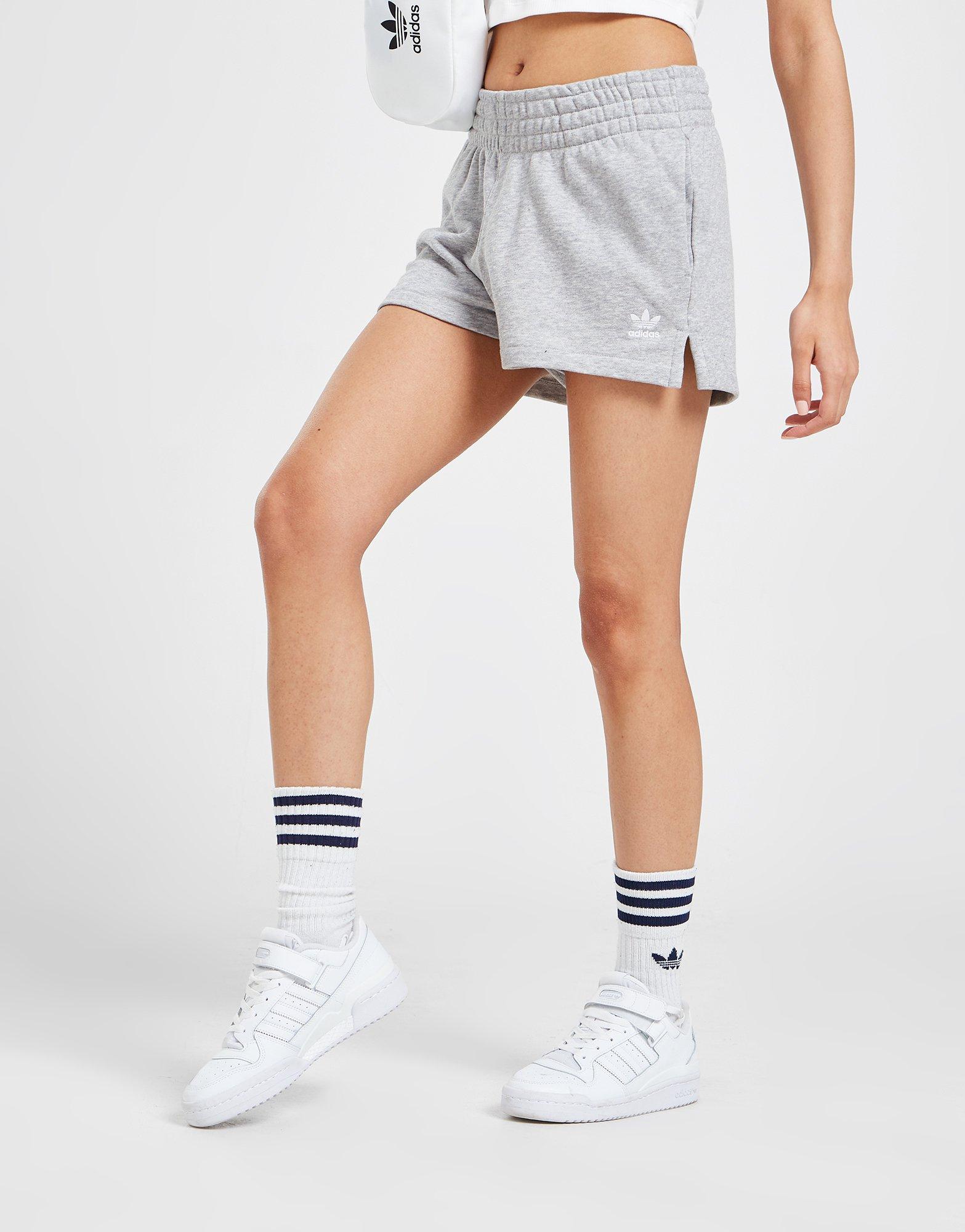 Dámske krátke nohavice ADIDAS ŠORTKY  ESSENTIAL FRENCH TERRY SHORTS HK3106 Sivá