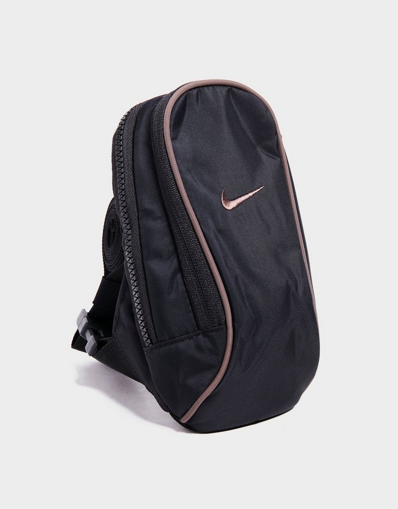 Moteriškas sportinis krepšys NIKE KREPŠYS NIKE SPORTSWEAR ESSENTIALS DJ9794-010 Juoda