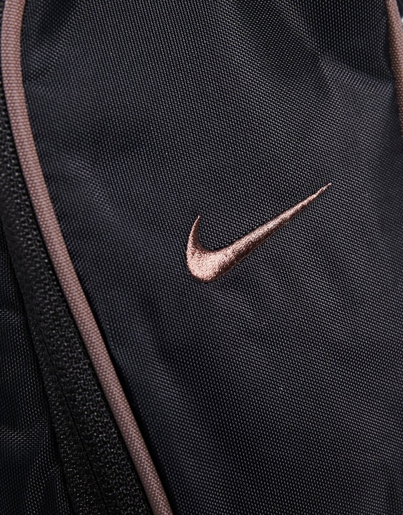 Moteriškas sportinis krepšys NIKE KREPŠYS NIKE SPORTSWEAR ESSENTIALS DJ9794-010 Juoda
