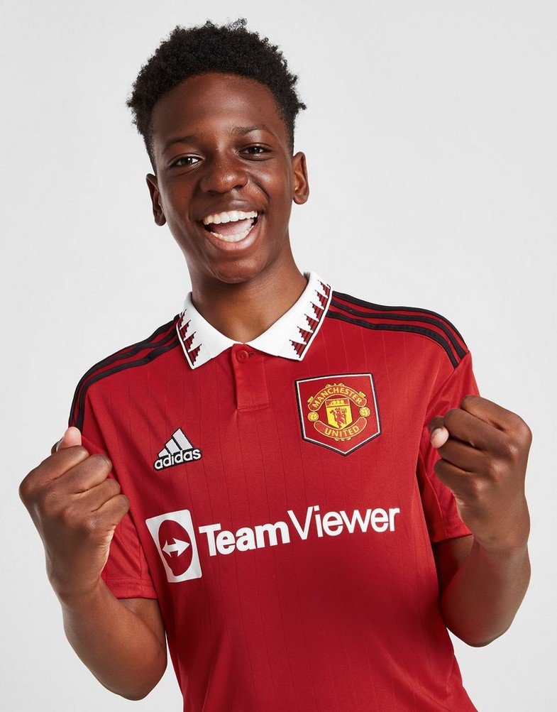 Komplet dresowy dziecięcy ADIDAS KOMPLET MANCHESTER UNITED FC 2022/23 HOME SHIRT JUNIO H64049 Czerwony