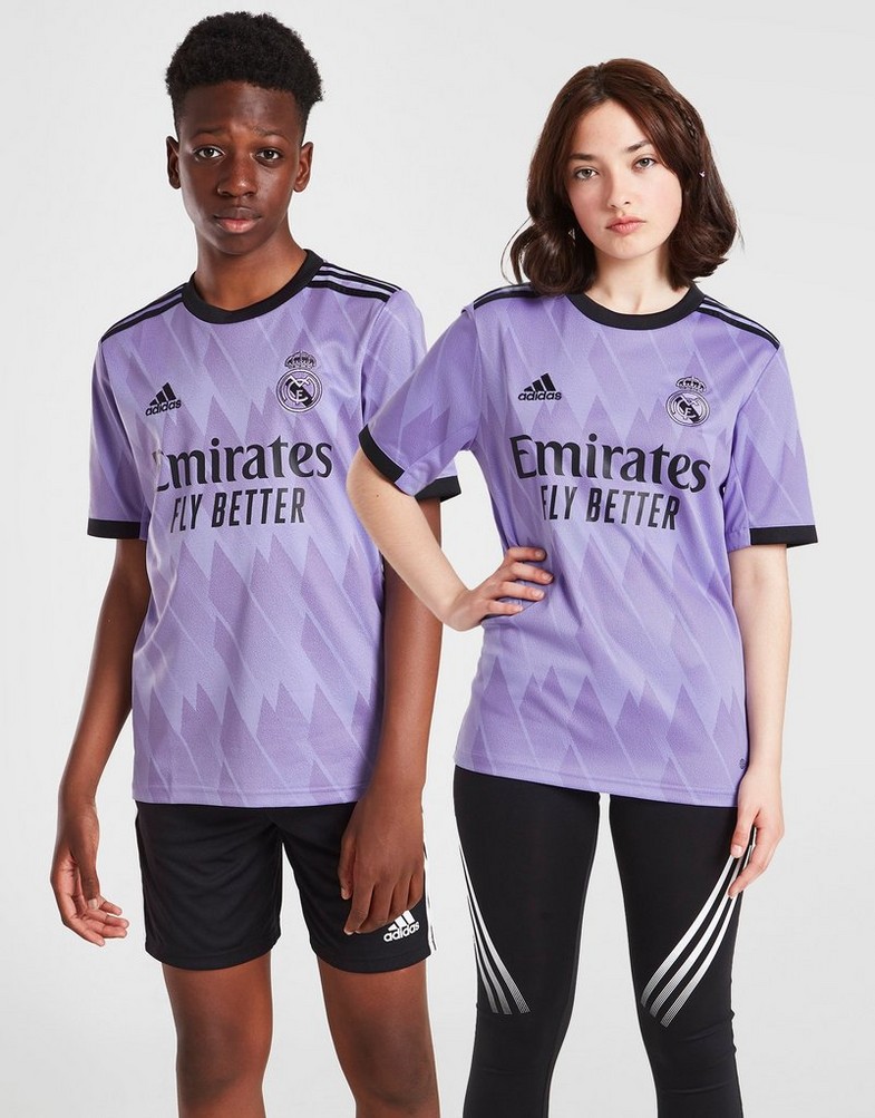 Komplet dresowy dziecięcy ADIDAS KOMPLET REAL MADRID 2022/23 AWAY SHIRT JUNIOR HA2660 Fioletowy
