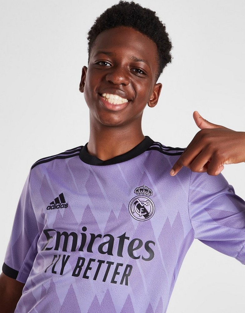 Komplet dresowy dziecięcy ADIDAS KOMPLET REAL MADRID 2022/23 AWAY SHIRT JUNIOR HA2660 Fioletowy