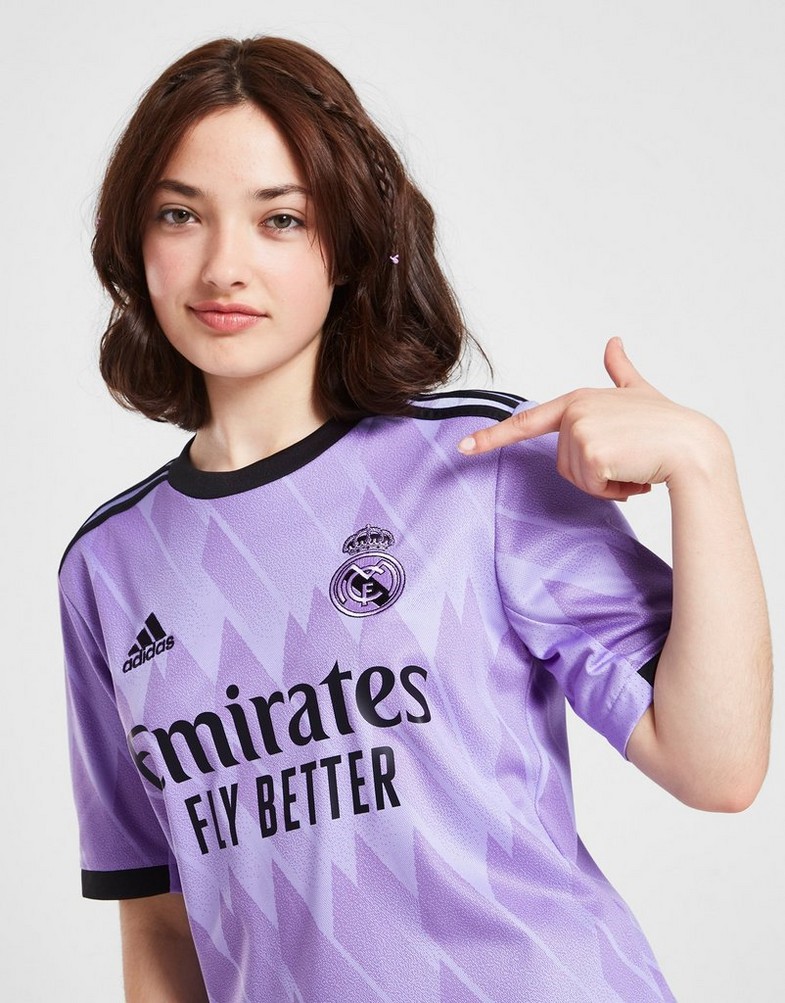 Komplet dresowy dziecięcy ADIDAS KOMPLET REAL MADRID 2022/23 AWAY SHIRT JUNIOR HA2660 Fioletowy