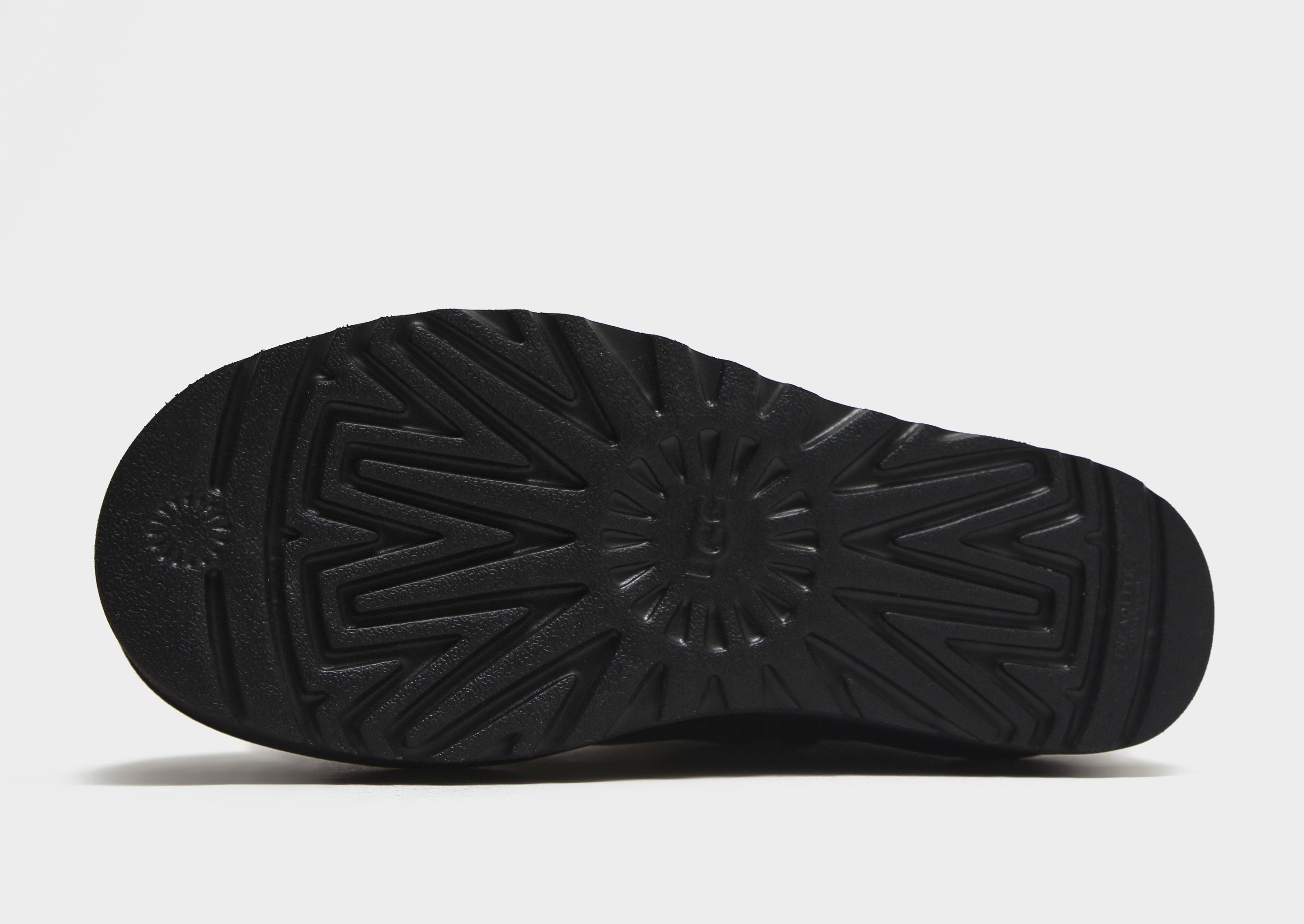 Női téli cipők UGG CLASSIC ULTRA MINI PLATFORM 1135092-BLK Fekete