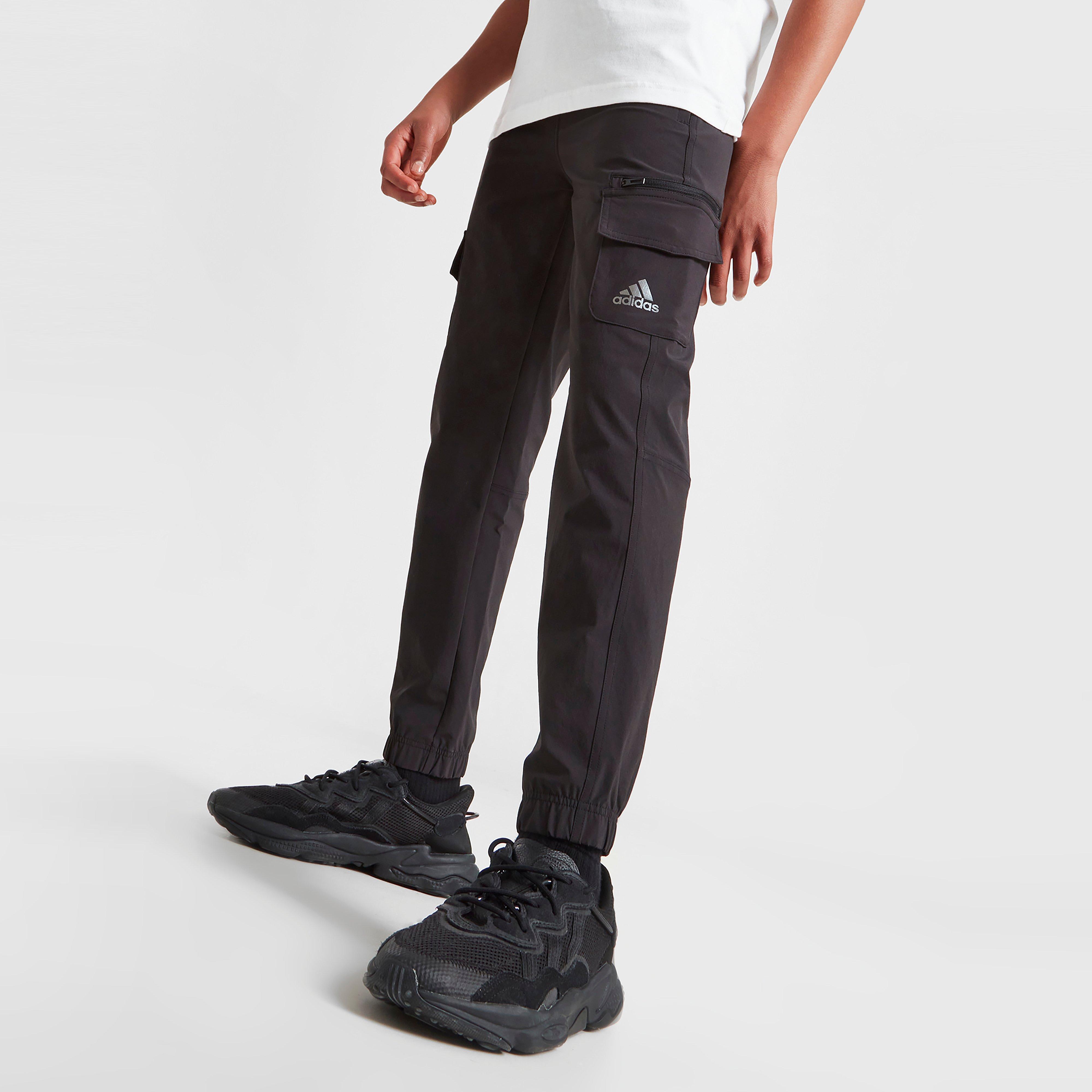 Detské nohavice ADIDAS NOHAVICE  BOS WVN CRGO BLK/REF