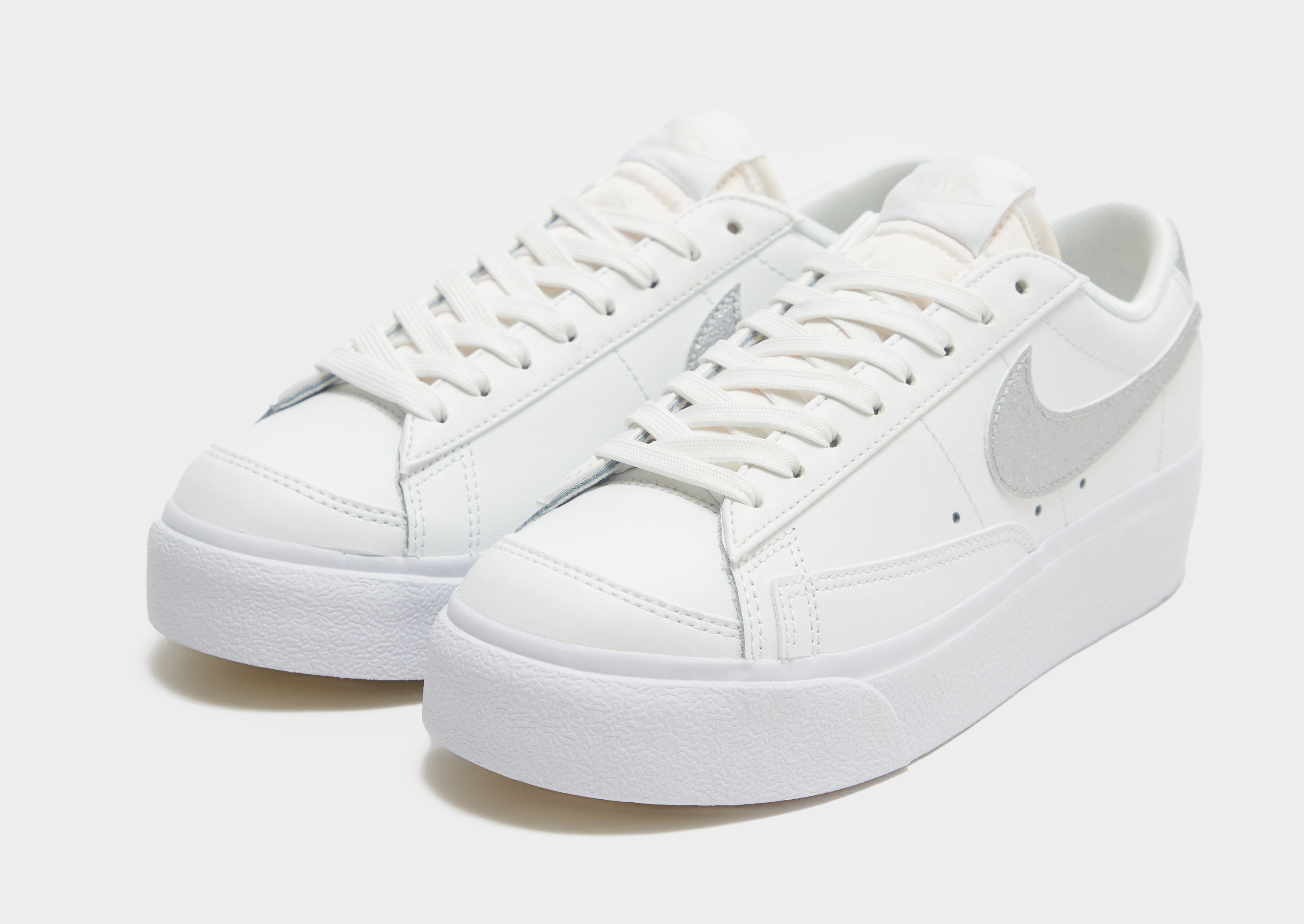 Kedai moterims NIKE BLAZER LOW PLATFORM DQ7571-101 Balta