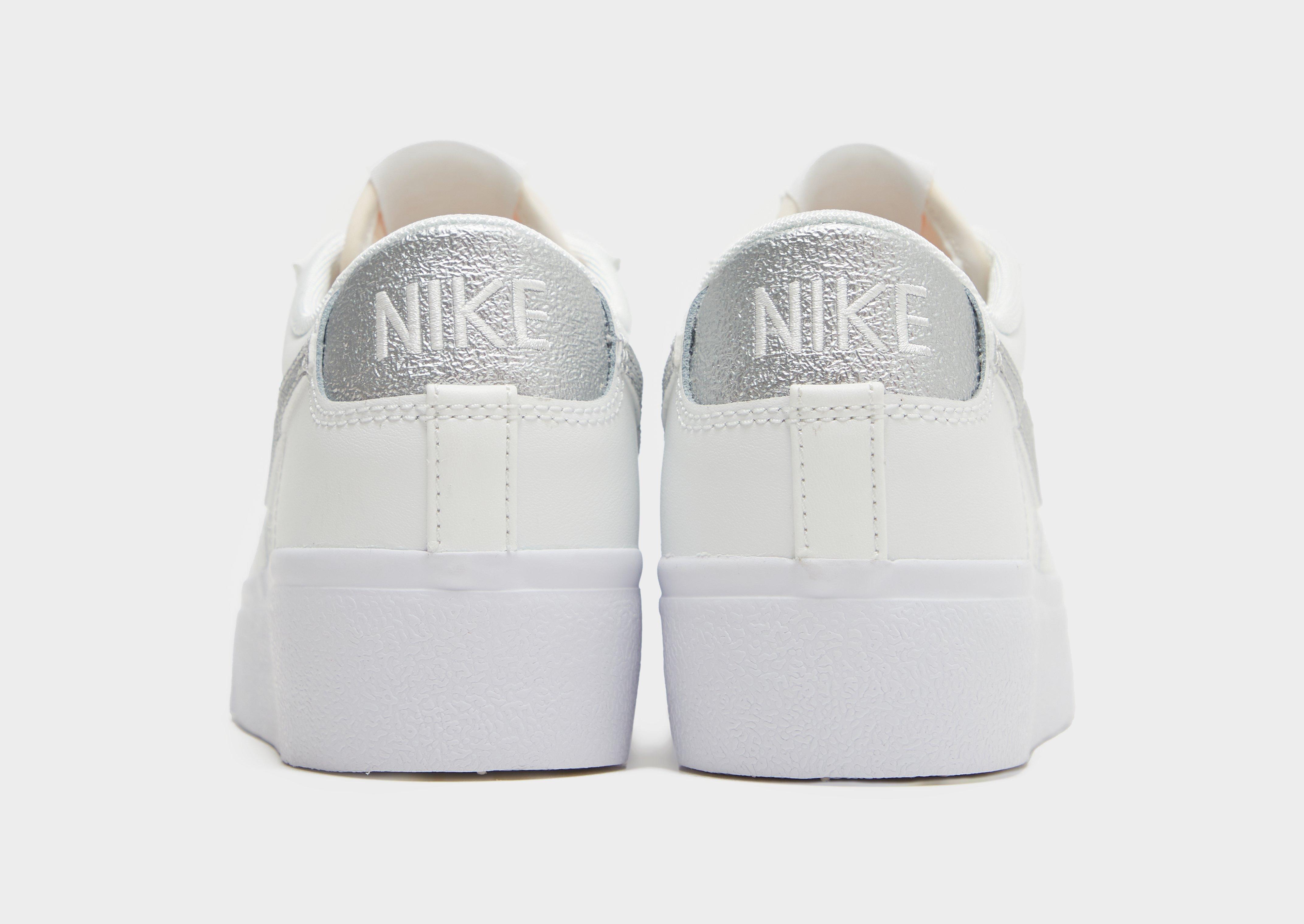 Kedai moterims NIKE BLAZER LOW PLATFORM DQ7571-101 Balta
