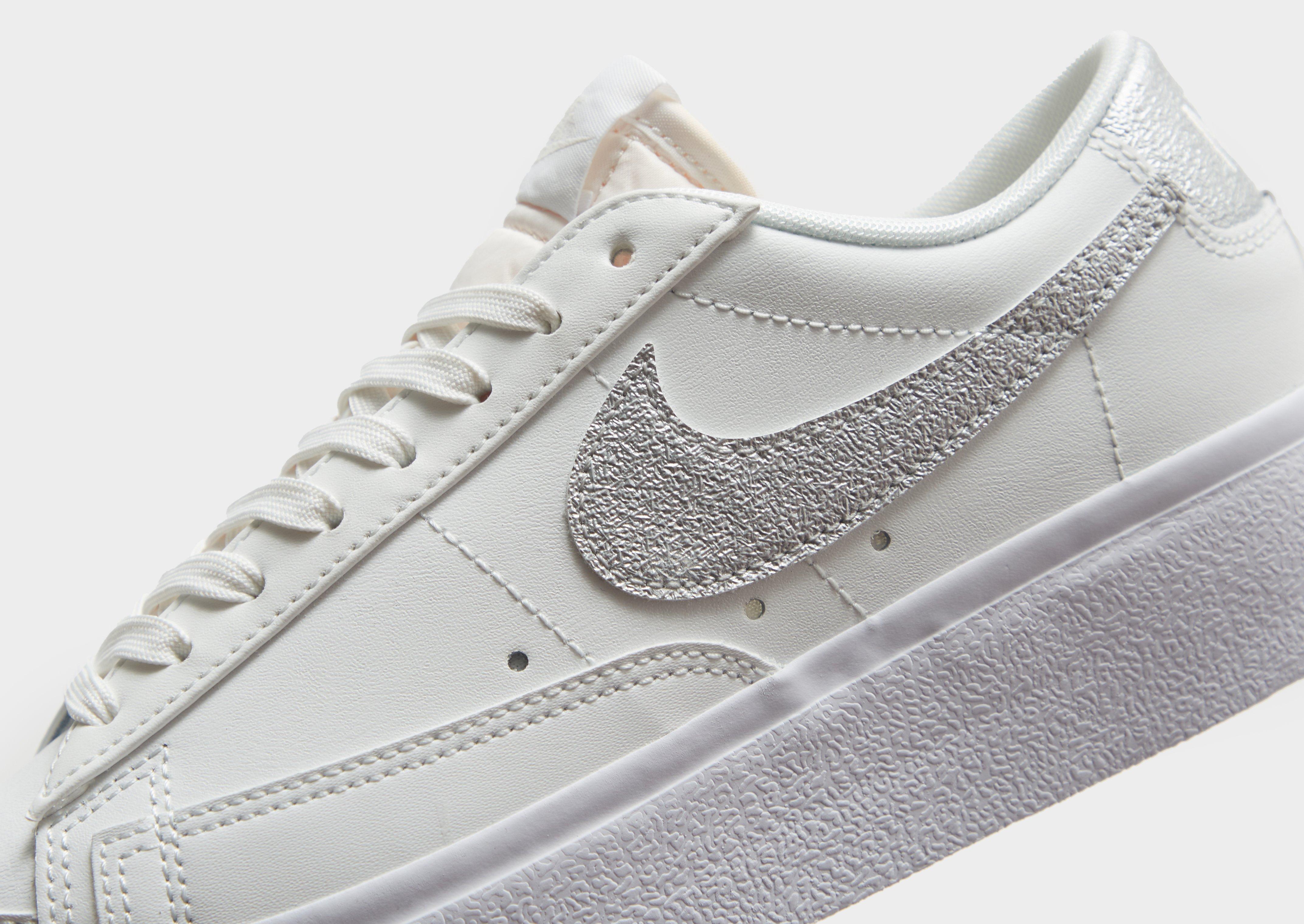 Kedai moterims NIKE BLAZER LOW PLATFORM DQ7571-101 Balta