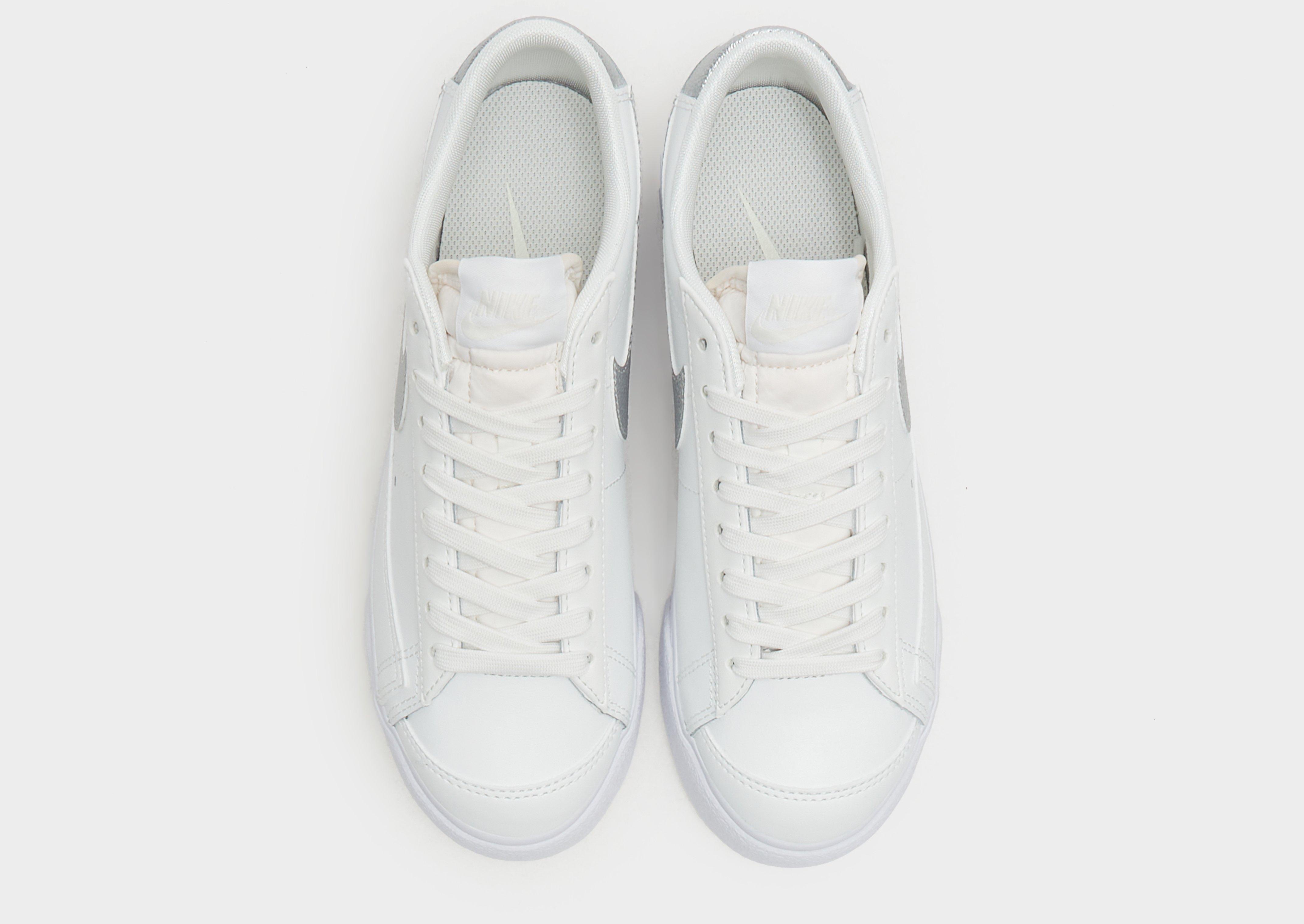 Kedai moterims NIKE BLAZER LOW PLATFORM DQ7571-101 Balta