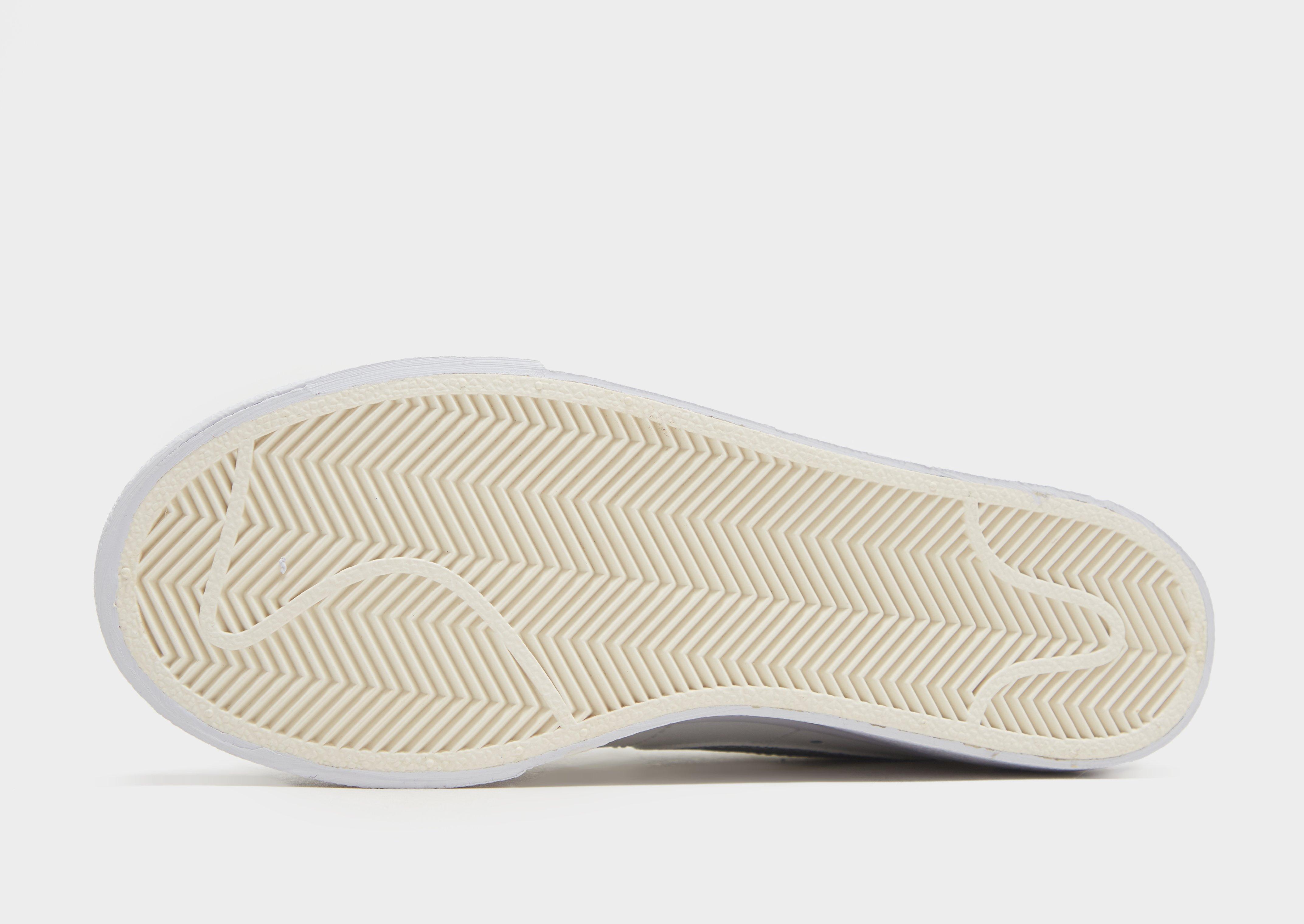 Kedai moterims NIKE BLAZER LOW PLATFORM DQ7571-101 Balta