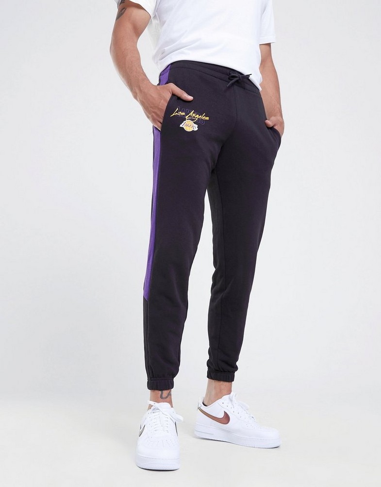 NEW ERA SPODNIE SCRIPT JOGGER LAKERS LOS ANGELES LAKERS 60332192 Czarny