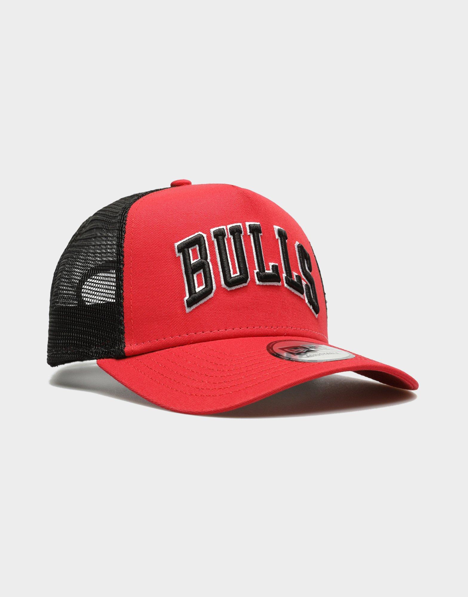 Șapcă pentru bărbați NEW ERA CACIULA TEAM SCRIPT TRUCKER BULLS CHICAGO BULLS 60364215 Roșu