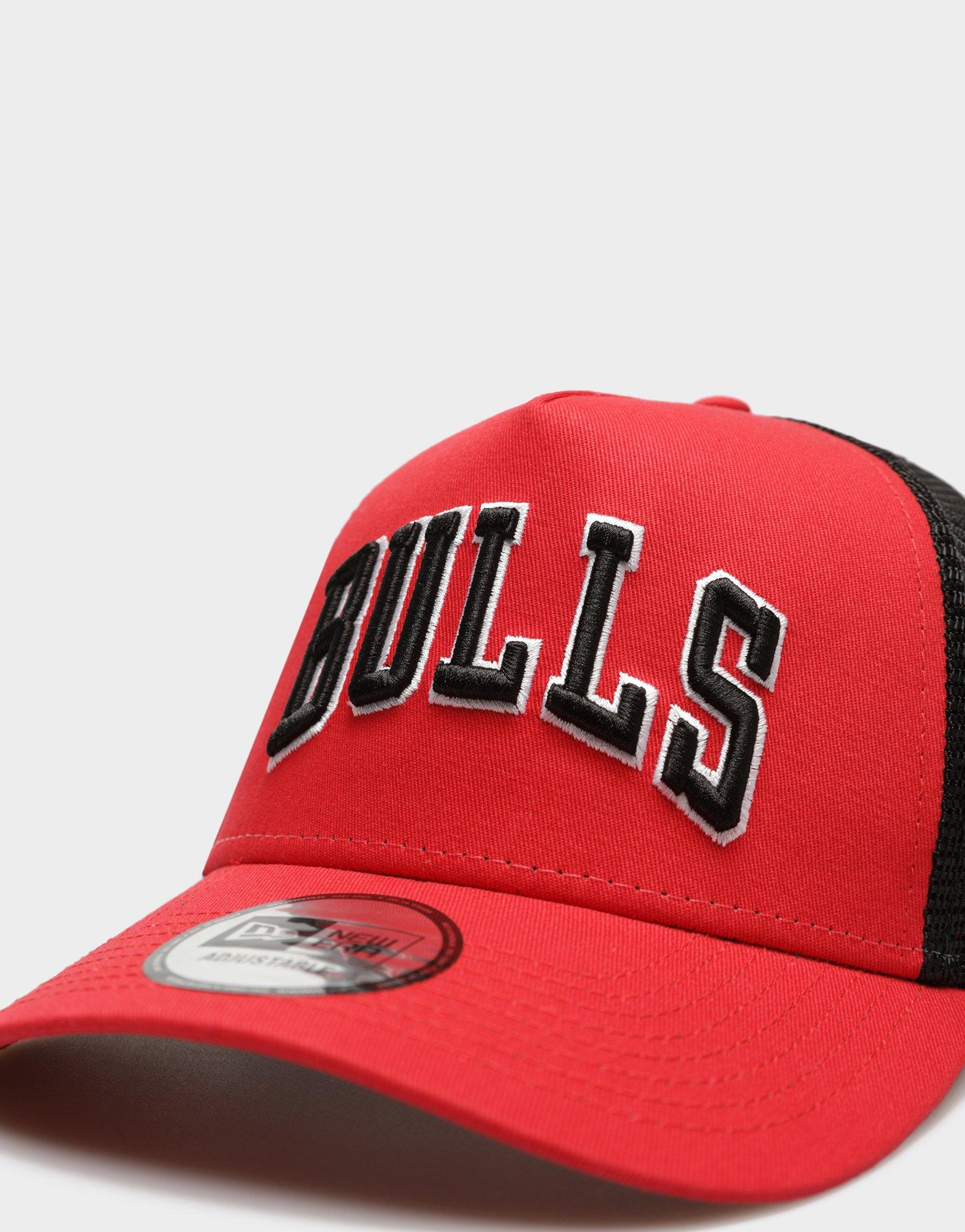 Șapcă pentru bărbați NEW ERA CACIULA TEAM SCRIPT TRUCKER BULLS CHICAGO BULLS 60364215 Roșu