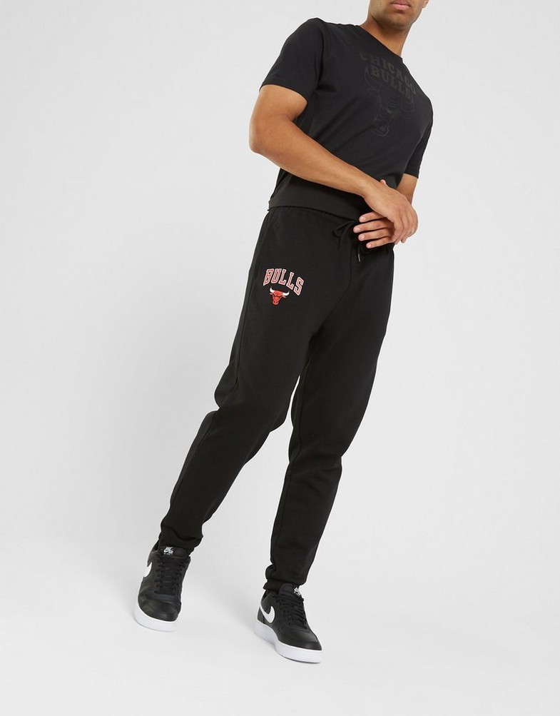 Pantaloni pentru bărbați NEW ERA PANTALONI  NBA ESSENTLS JOGGER BULLS CHICAGO BULLS 60416730 Negru