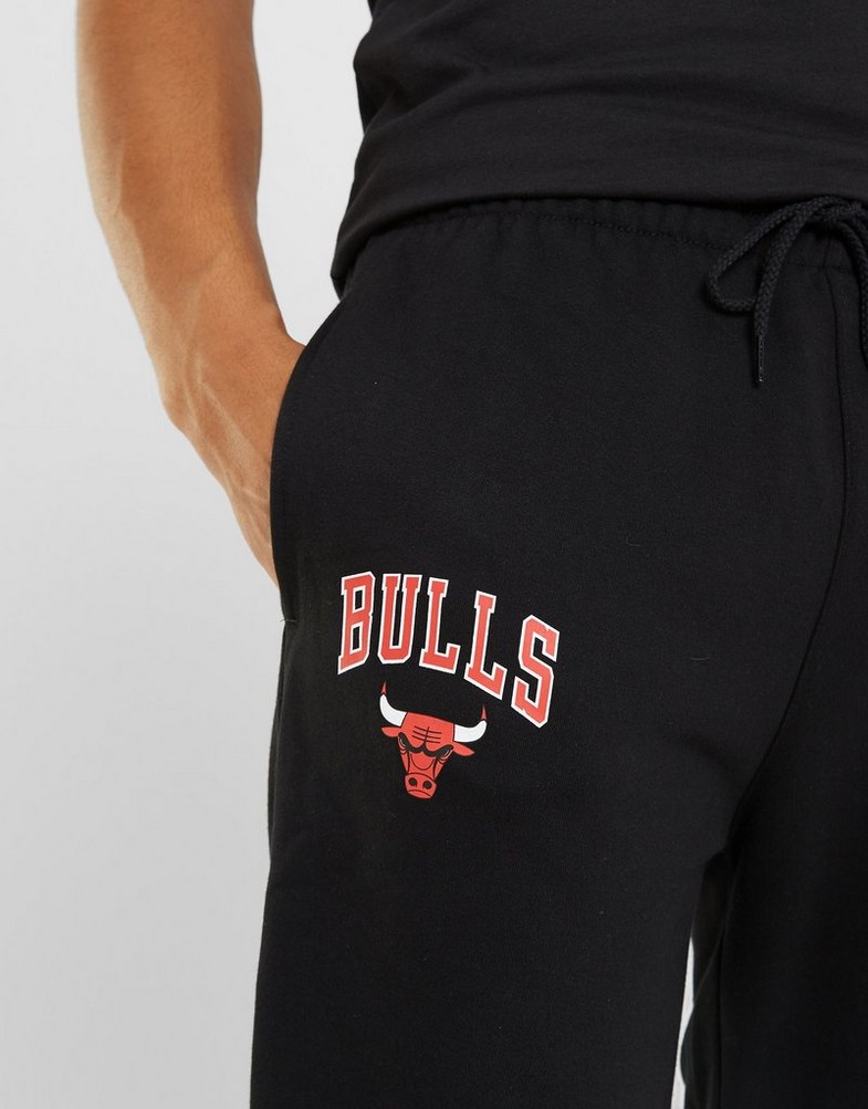 Pantaloni pentru bărbați NEW ERA PANTALONI  NBA ESSENTLS JOGGER BULLS CHICAGO BULLS 60416730 Negru